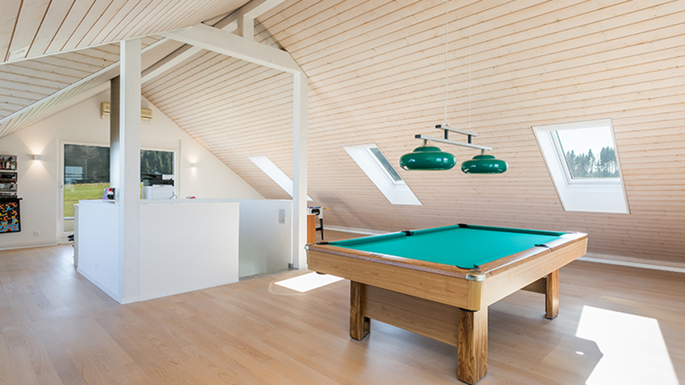 Heller Dachboden mit Billardtisch