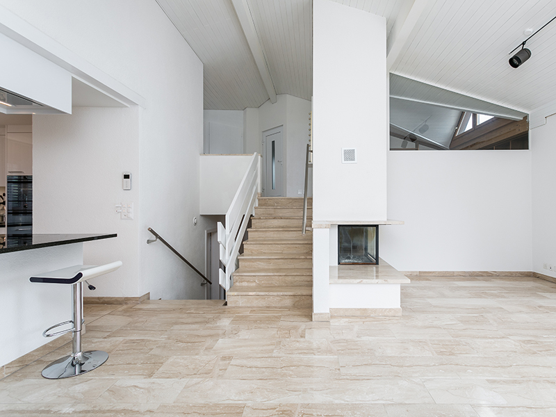 Offener Wohnbereich mit Treppe und Kamin