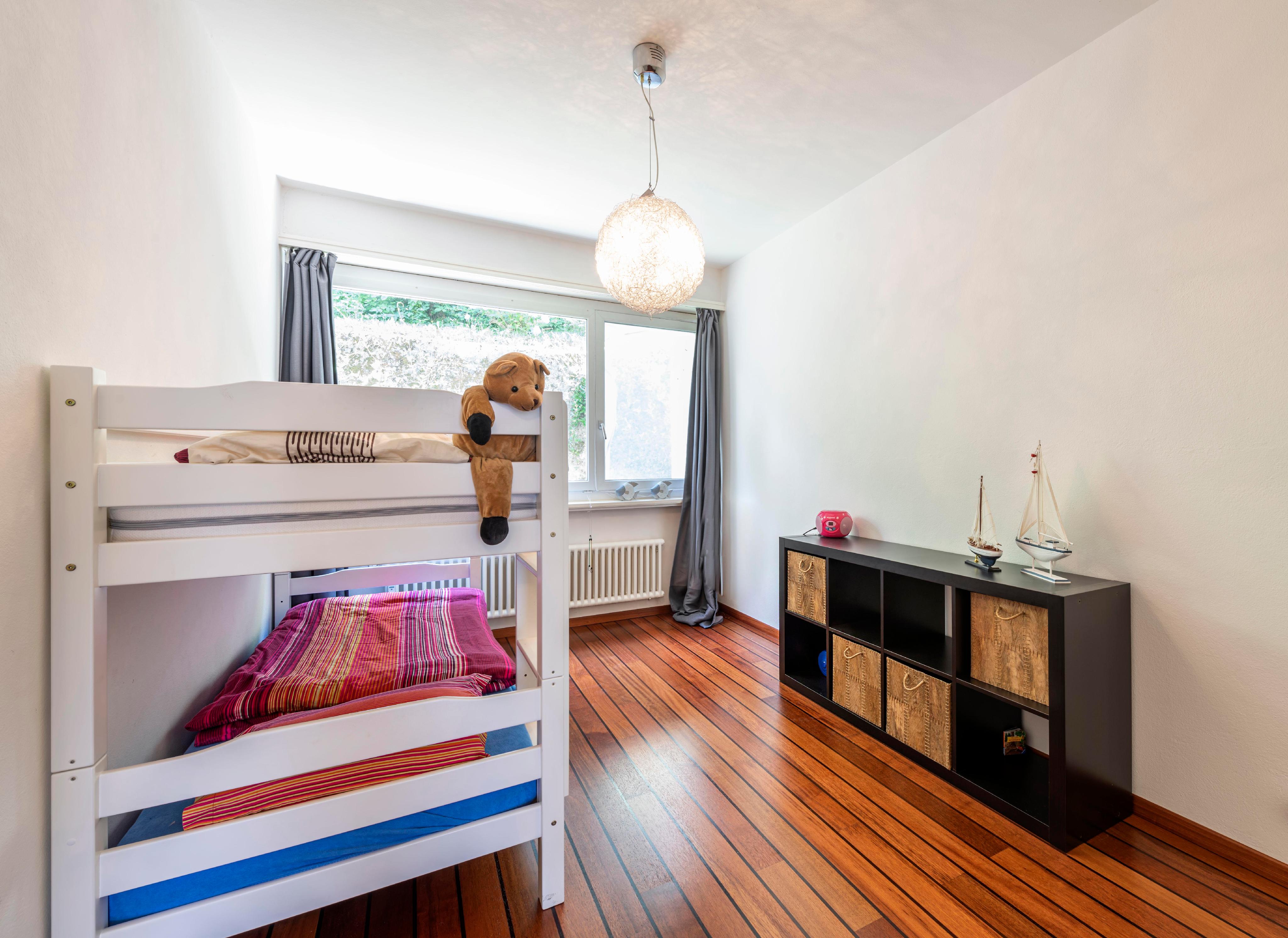 Kinderzimmer mit Hochbett und Tageslicht