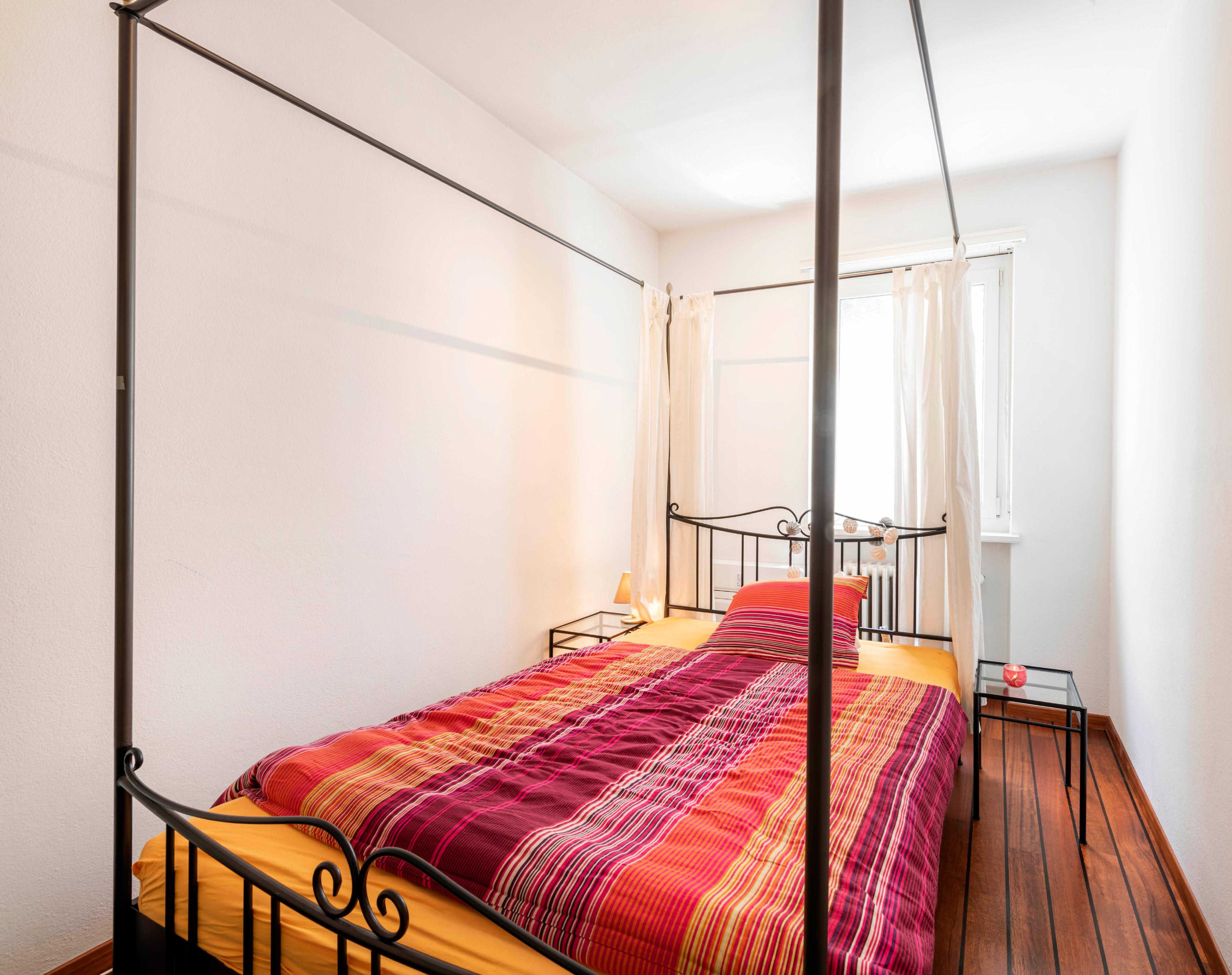Schmales Schlafzimmer mit Himmelbett