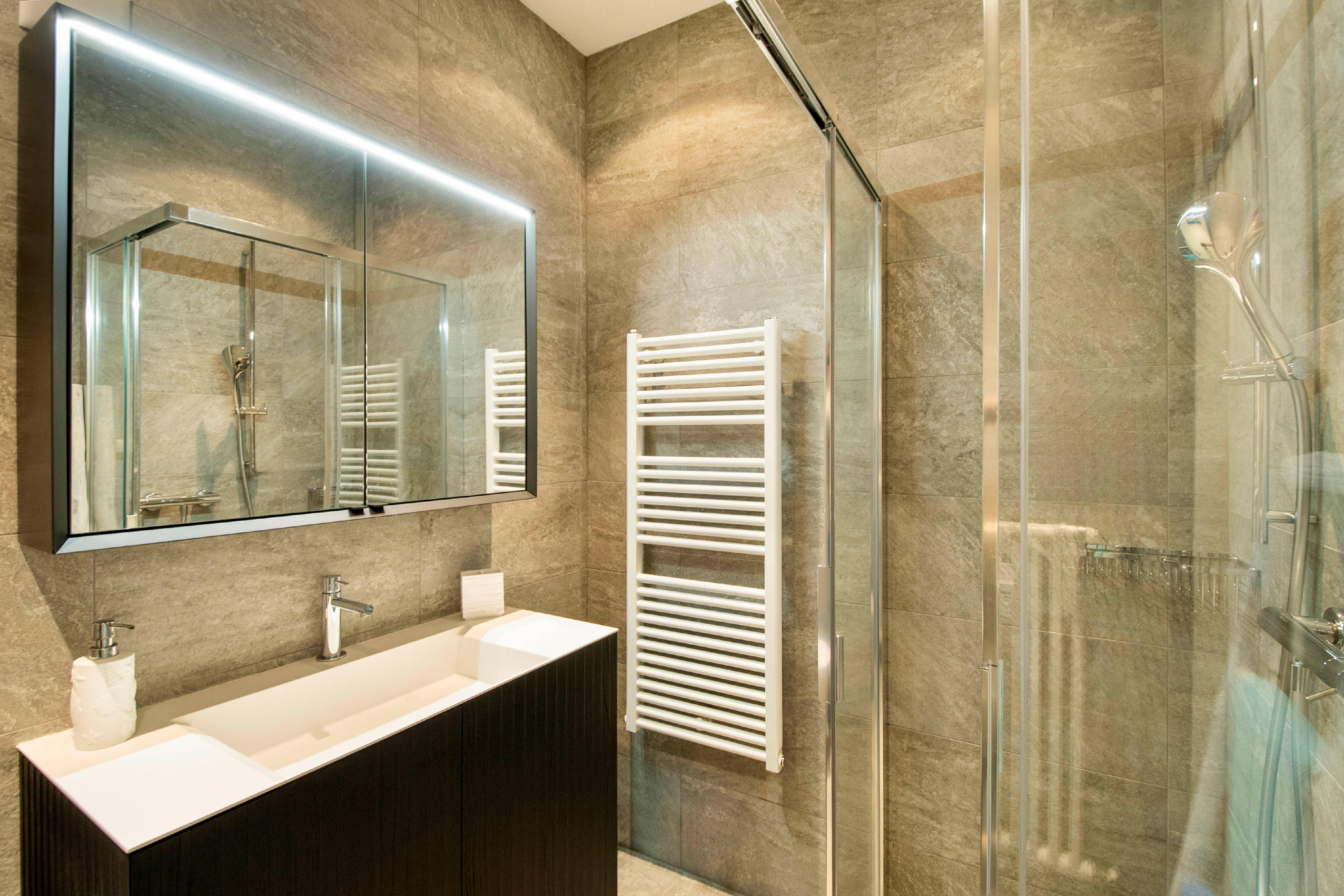 Modernes Badezimmer mit begehbarer Dusche und Wandwaschtisch