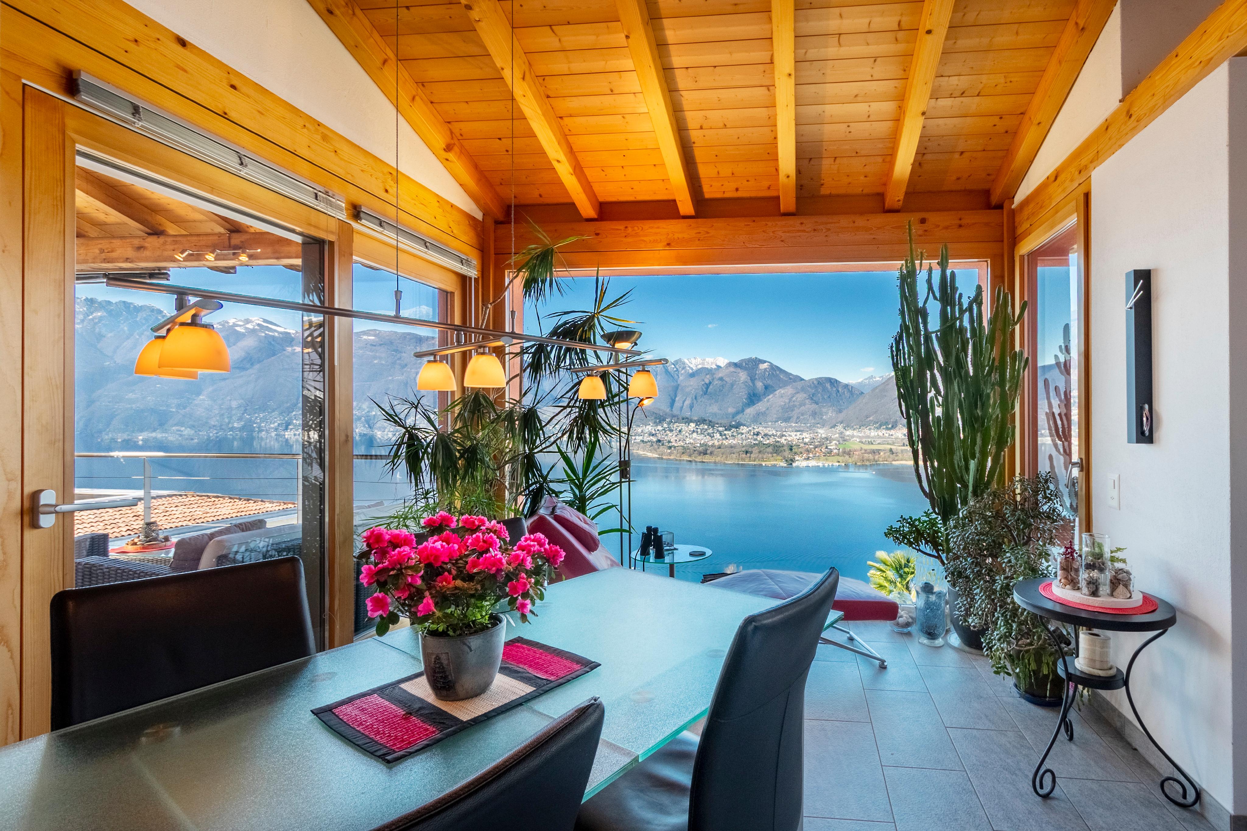 Essbereich mit Panoramablick auf See und Berge