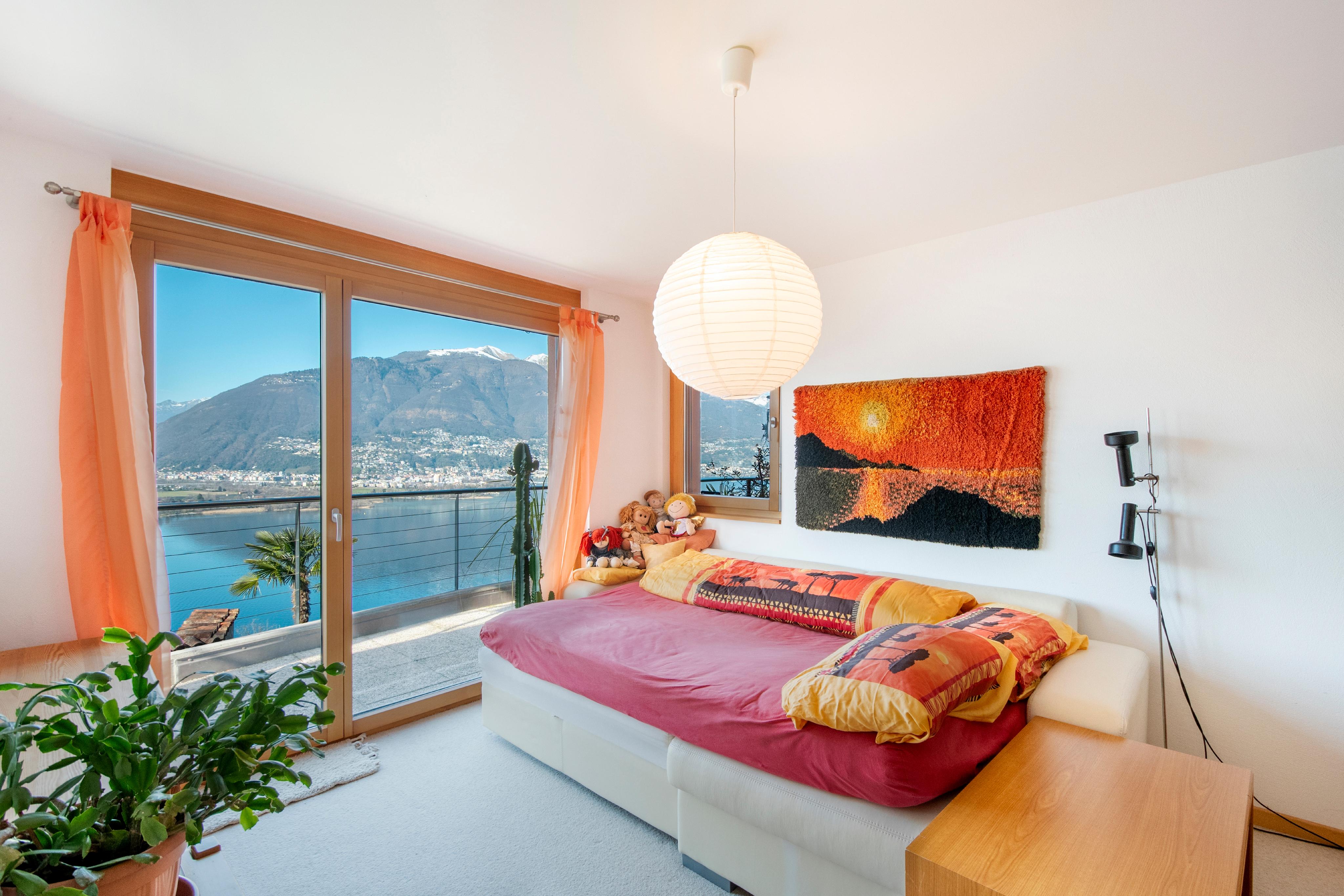 Helles Schlafzimmer mit Seeblick