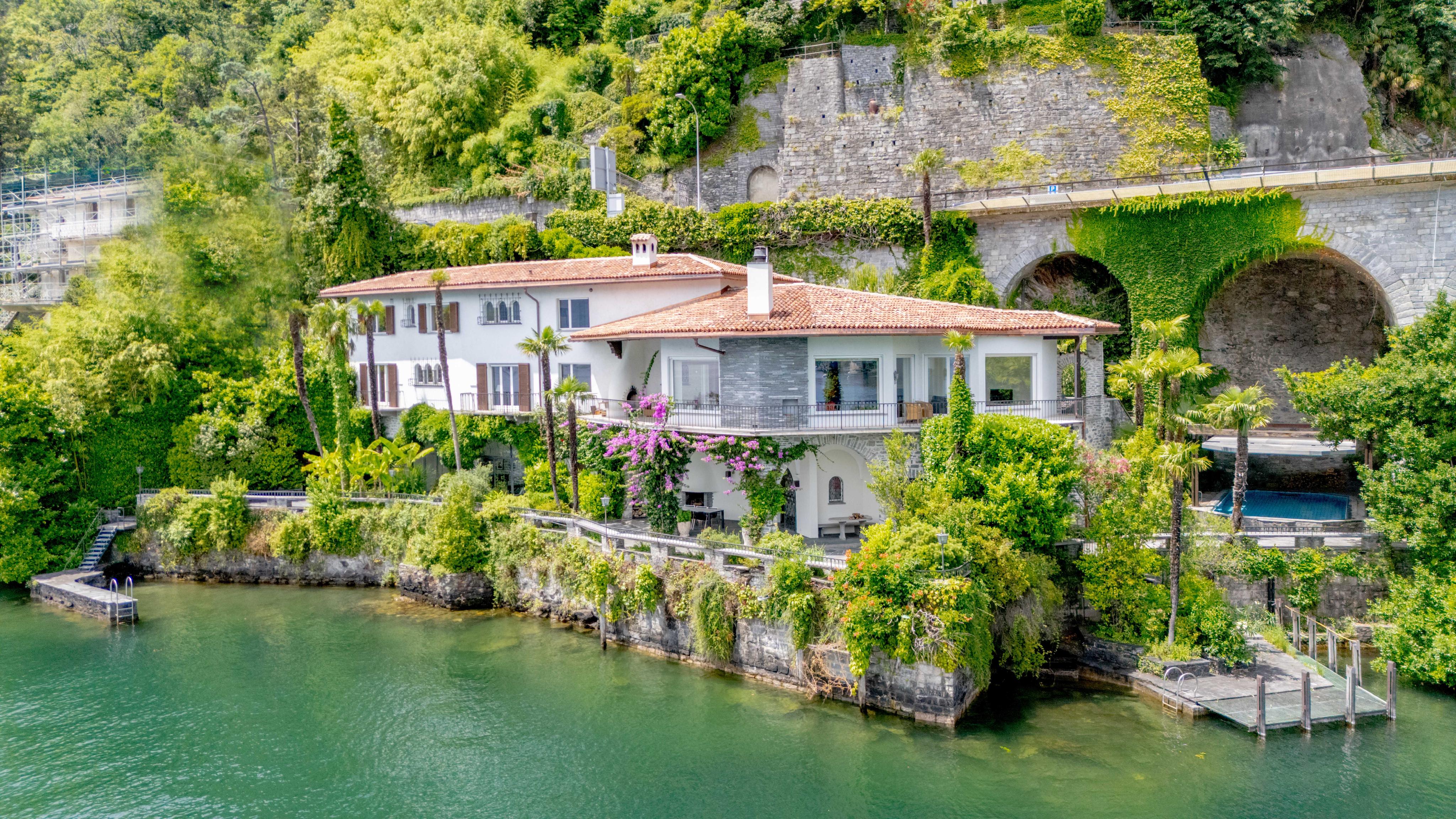 Villa am Wasser mit mediterraner Bepflanzung