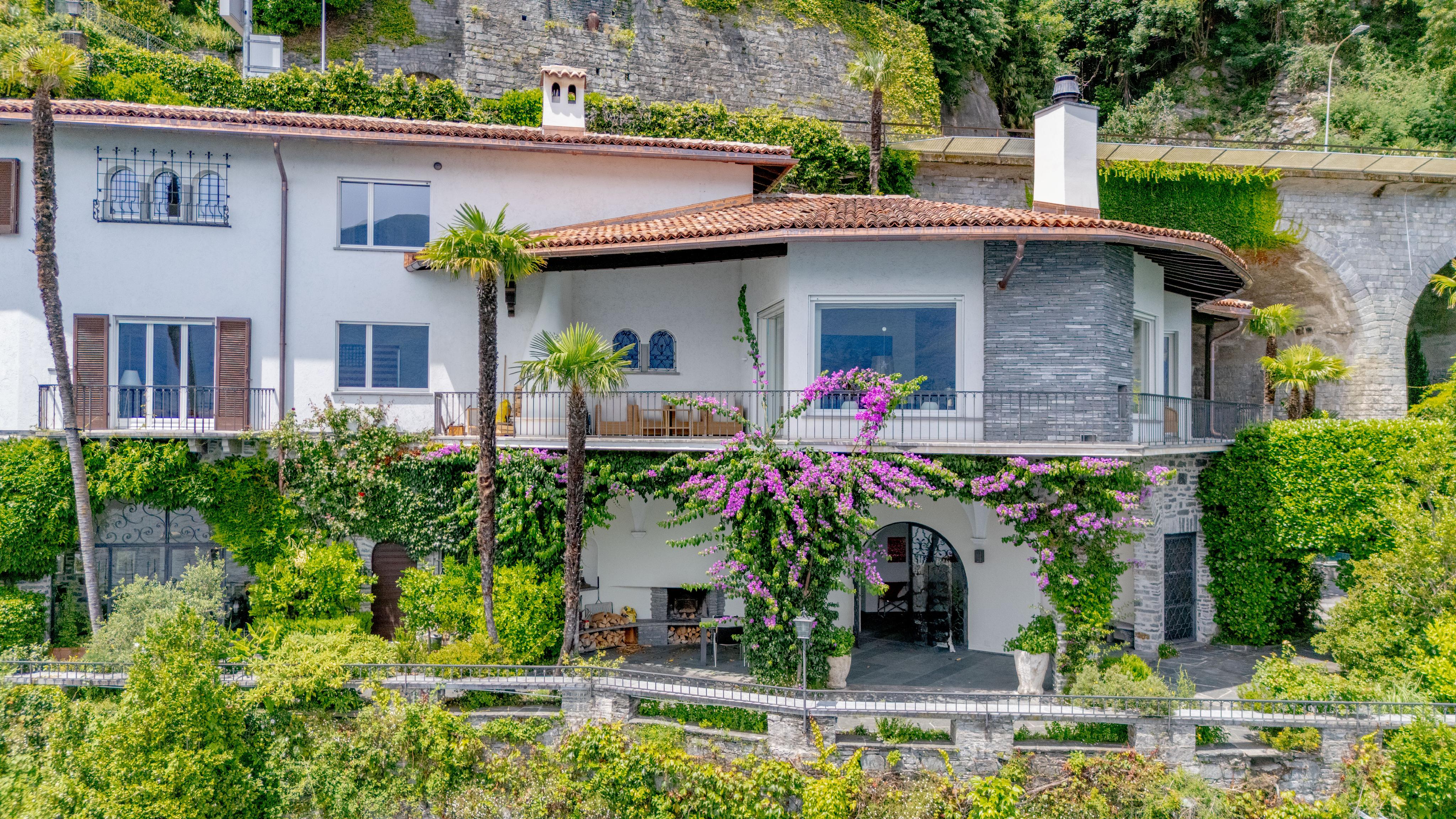 Mediterrane Villa mit üppiger Bepflanzung