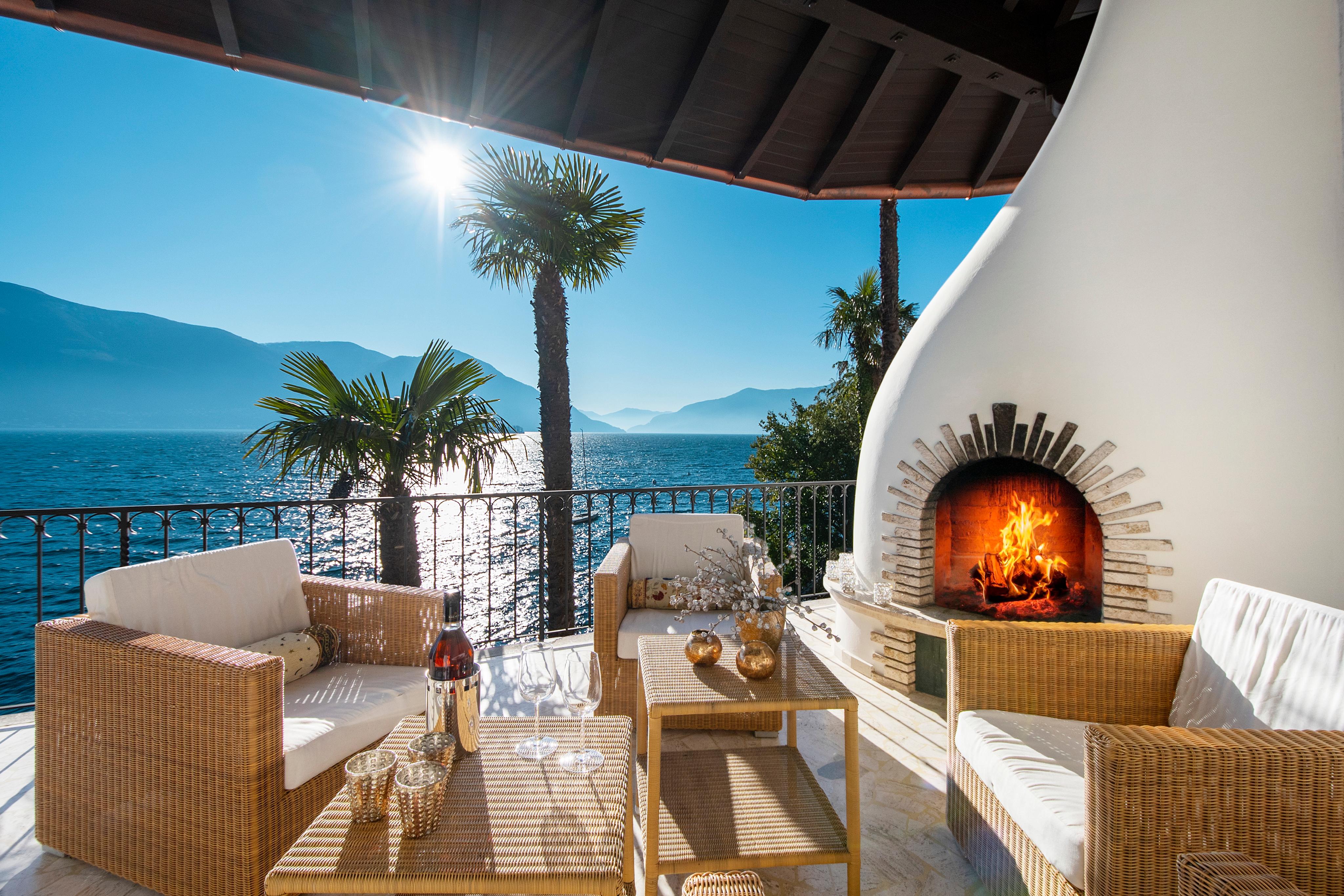 Terrasse mit Meerblick und Kamin