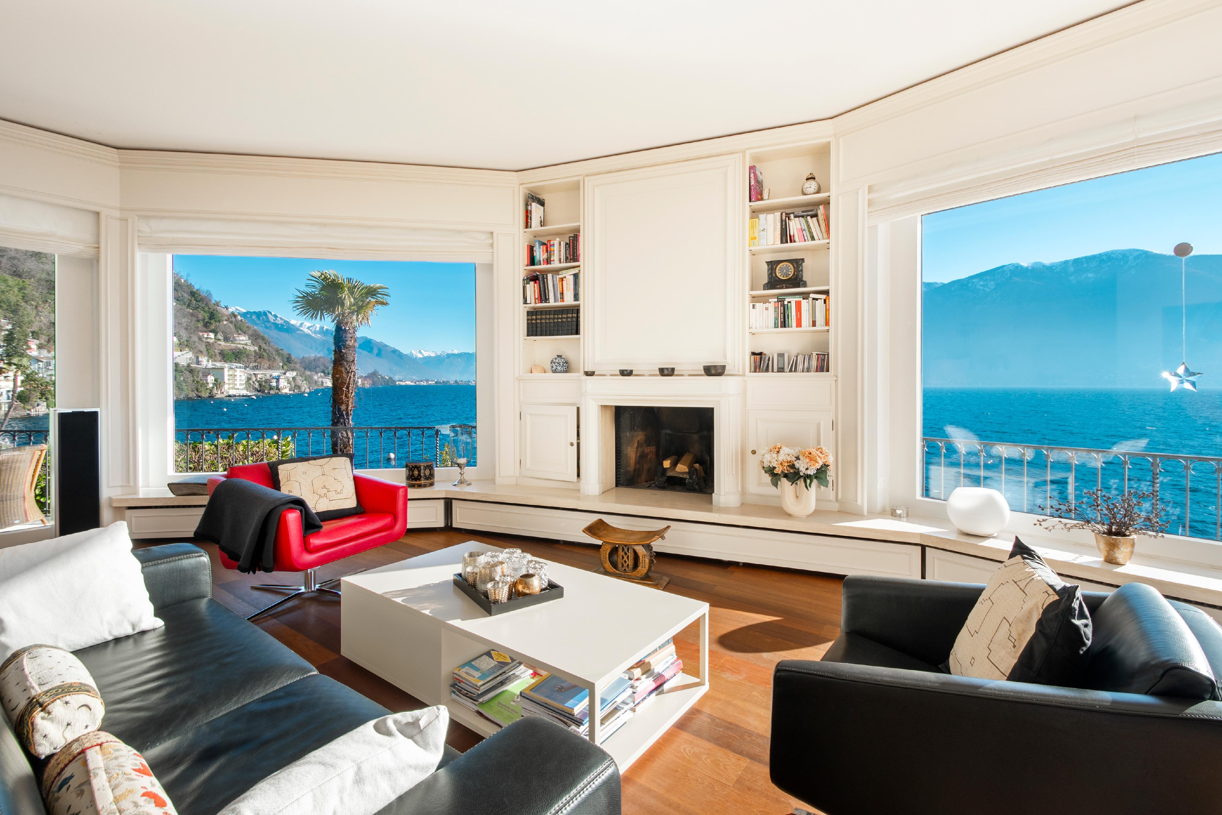 Helles Wohnzimmer mit Seeblick