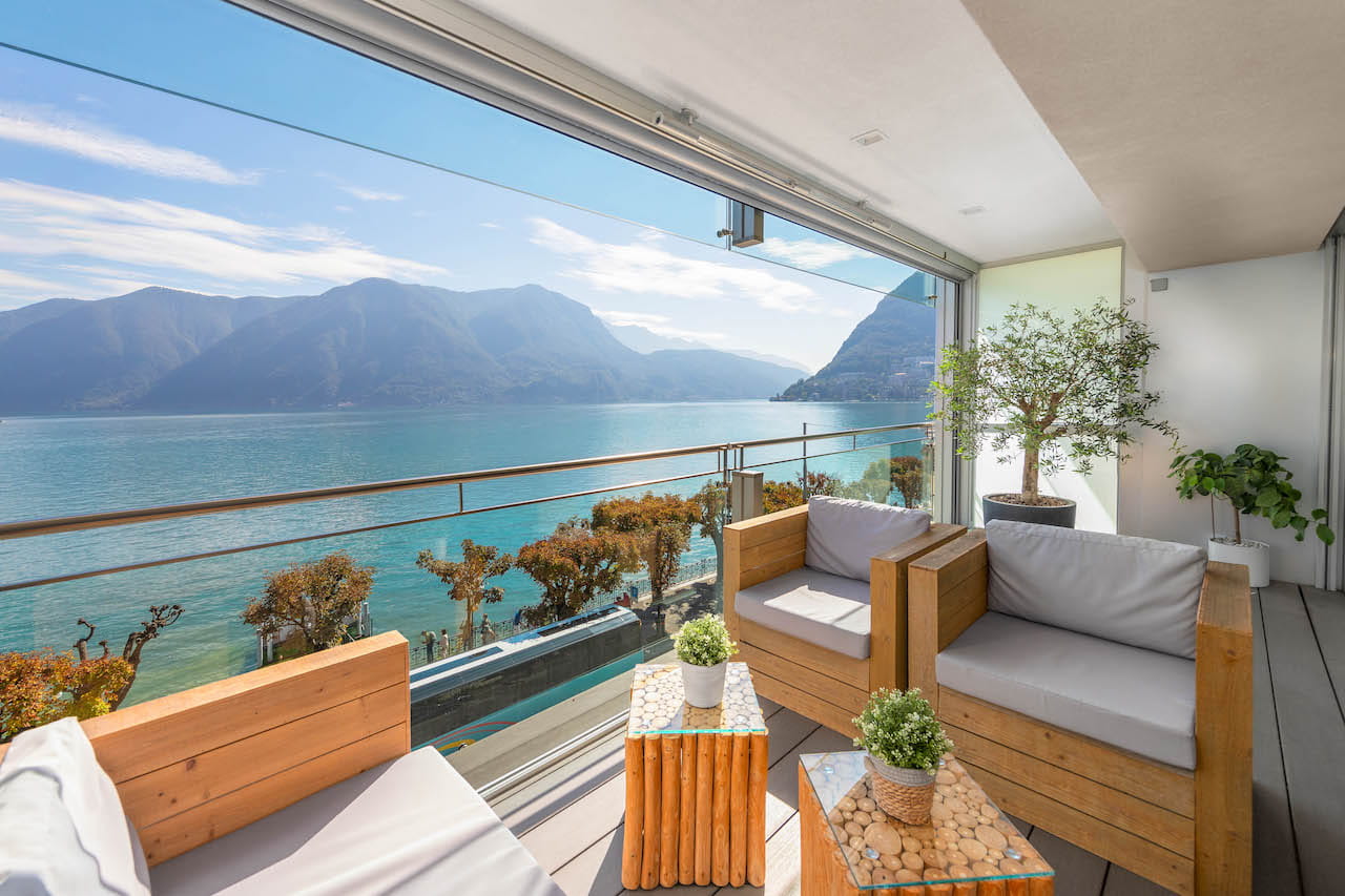 Balkon mit Panoramablick auf den See