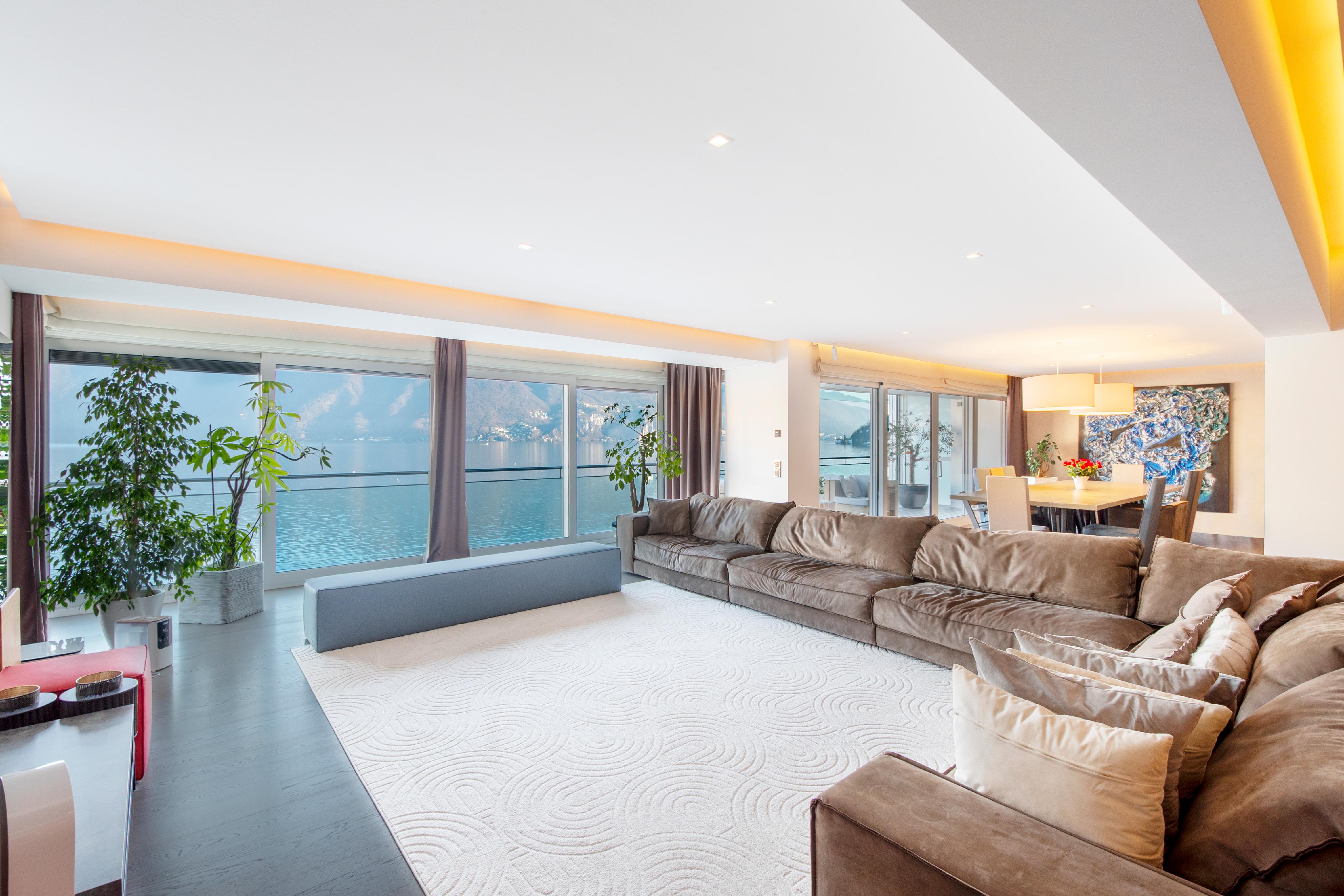 Großzügiges Wohnzimmer mit Seeblick
