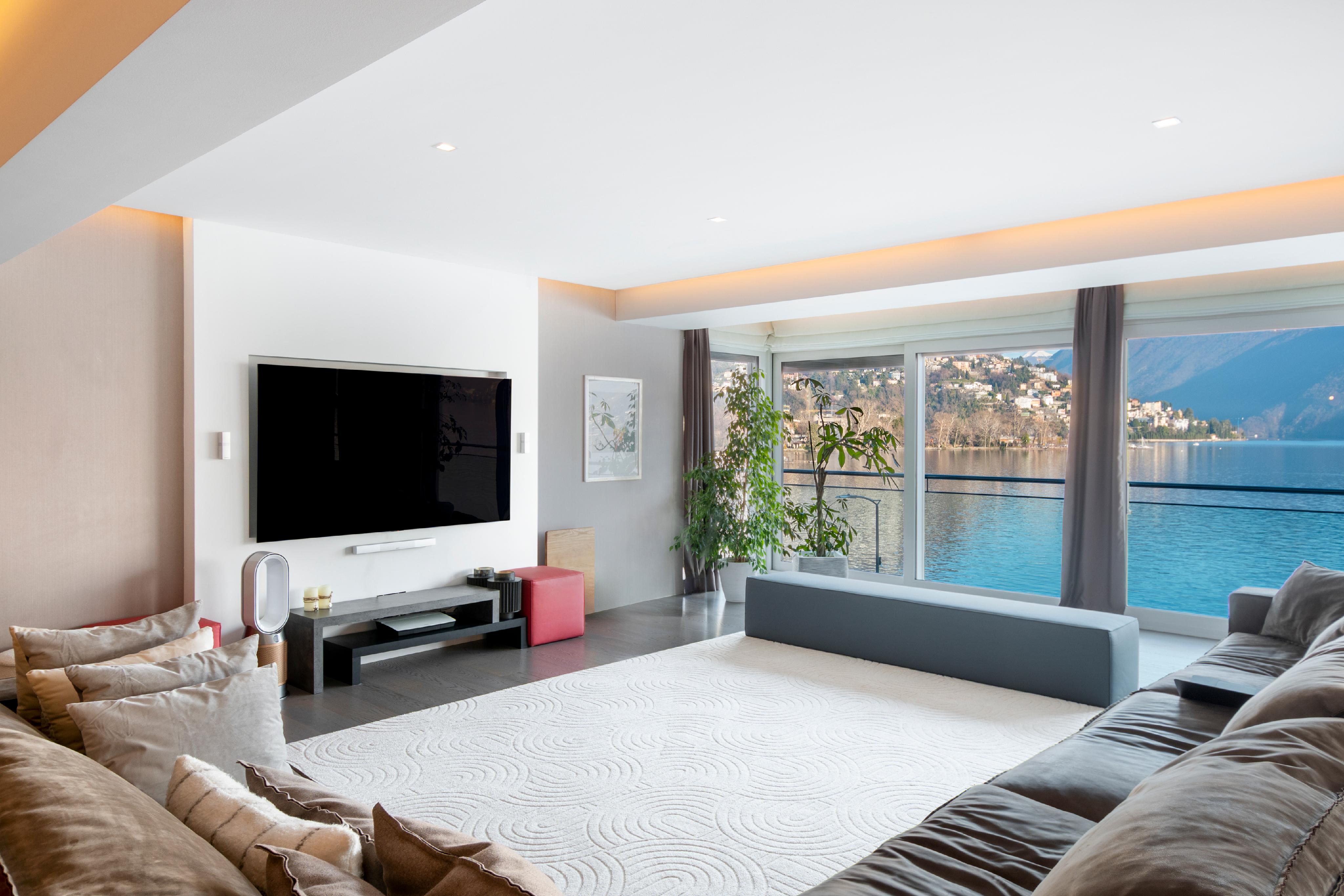 Helles Wohnzimmer mit Seeblick