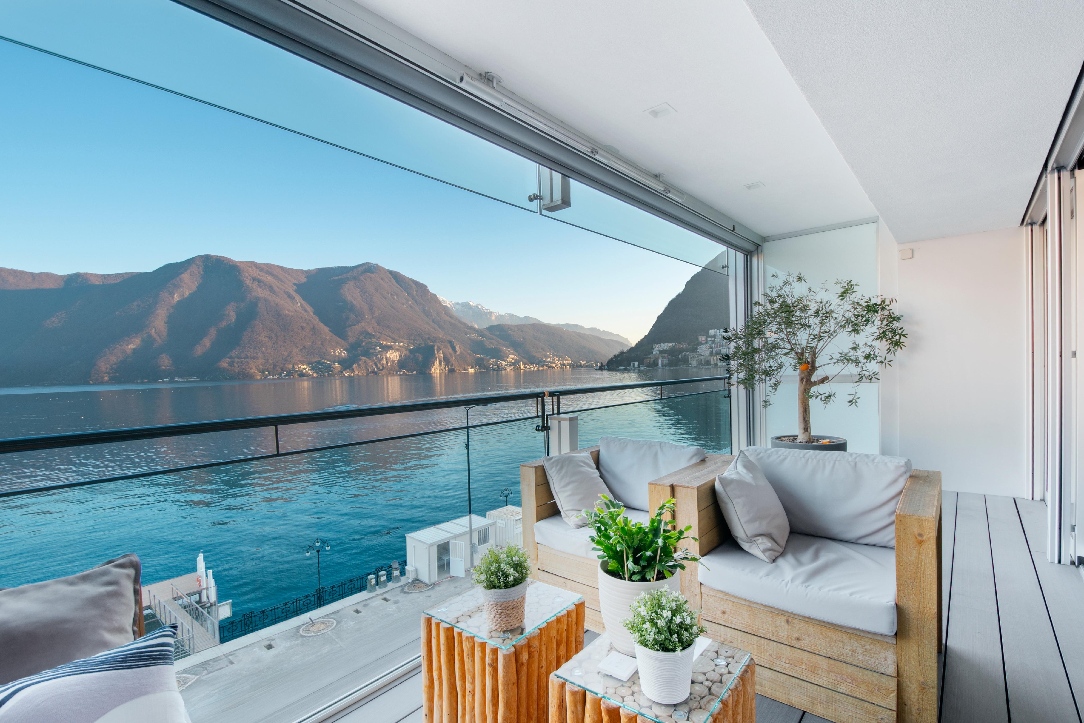 Balkon mit Seeblick und Bergpanorama