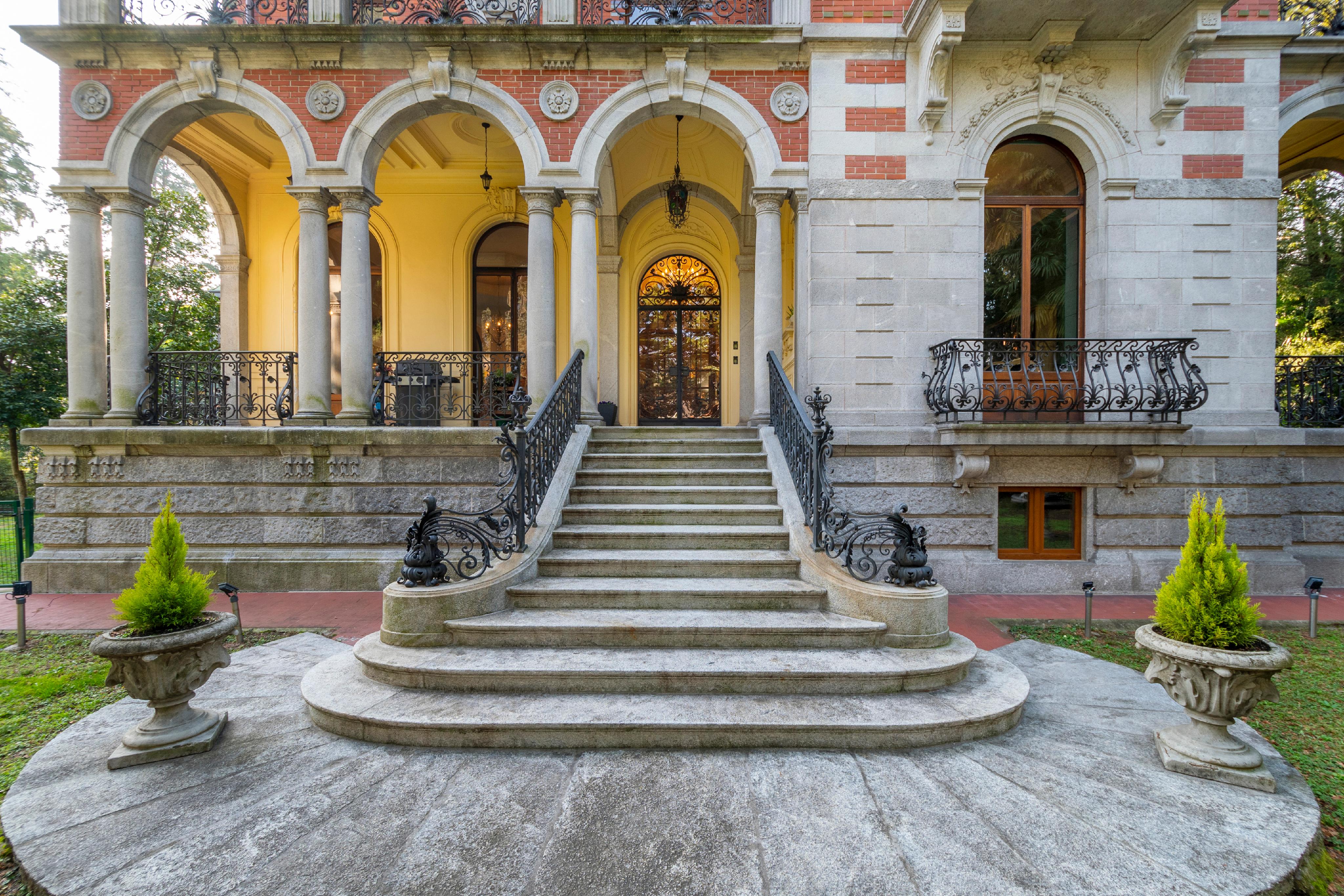 Historische Villa mit repräsentativer Freitreppe