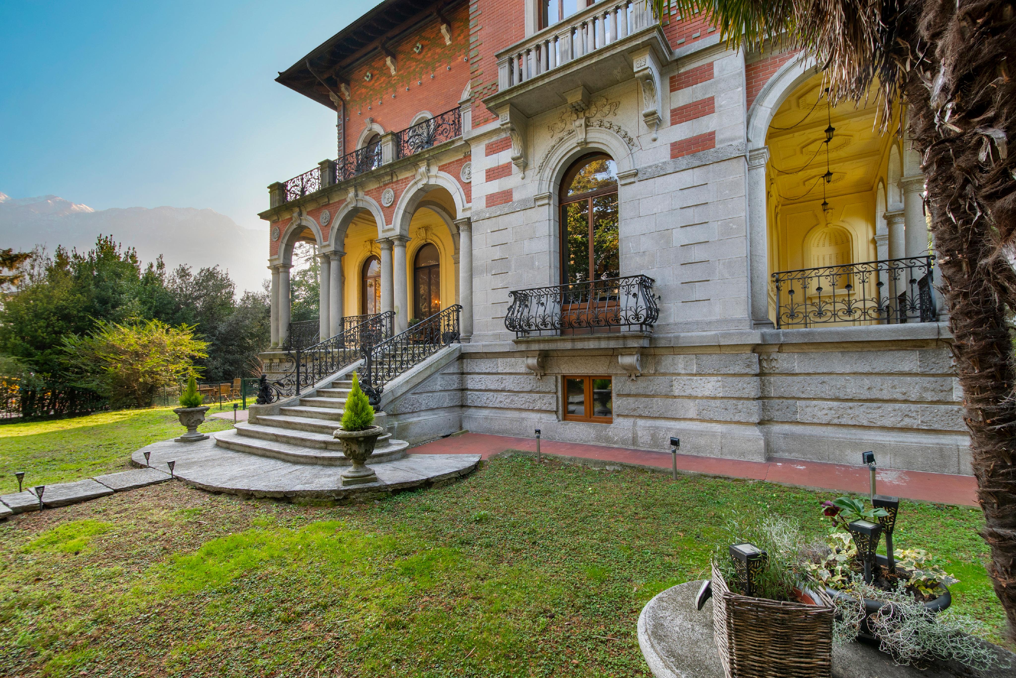 Historische Villa mit Arkaden und Garten