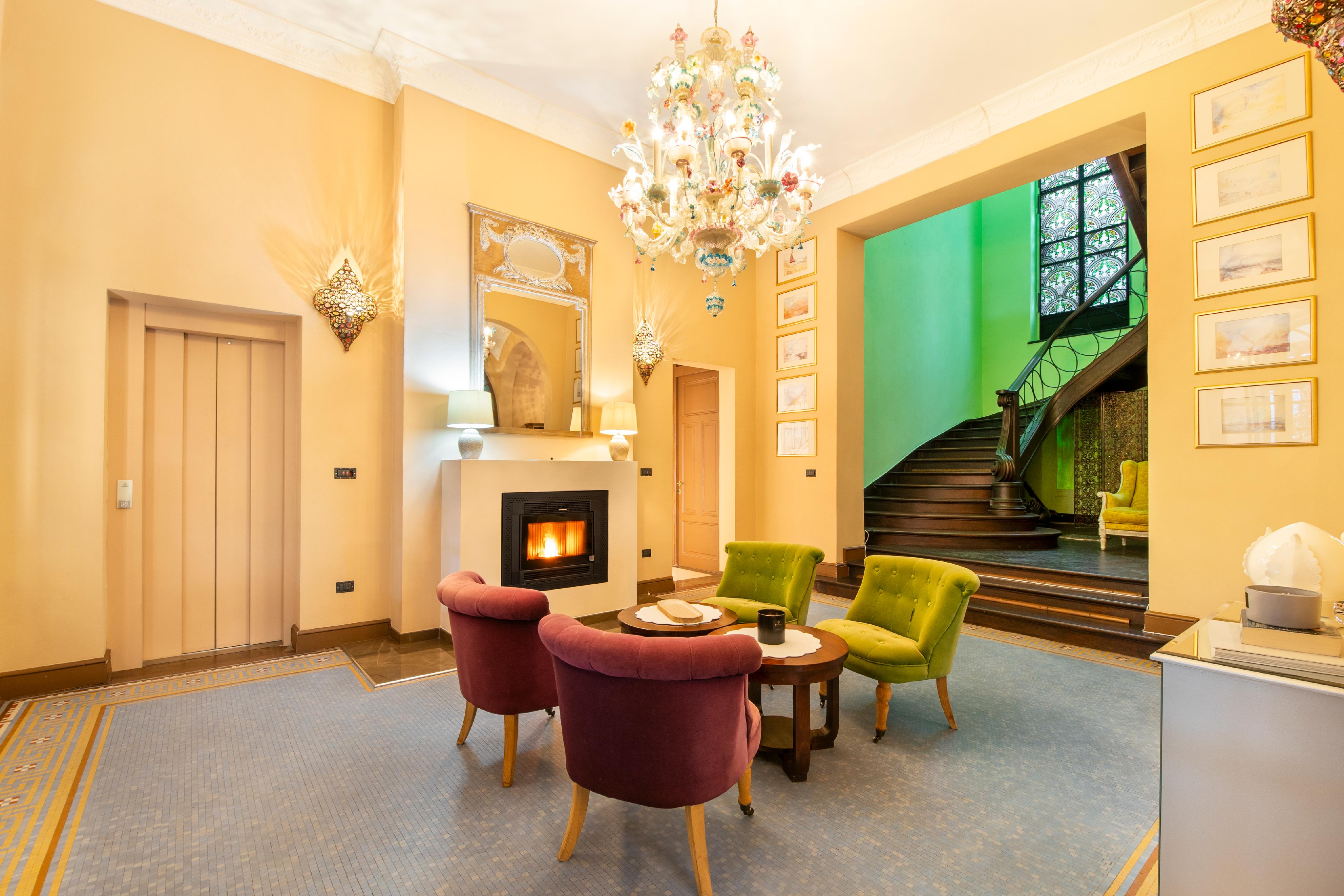 Eleganter Wohnbereich mit Kamin und Treppe