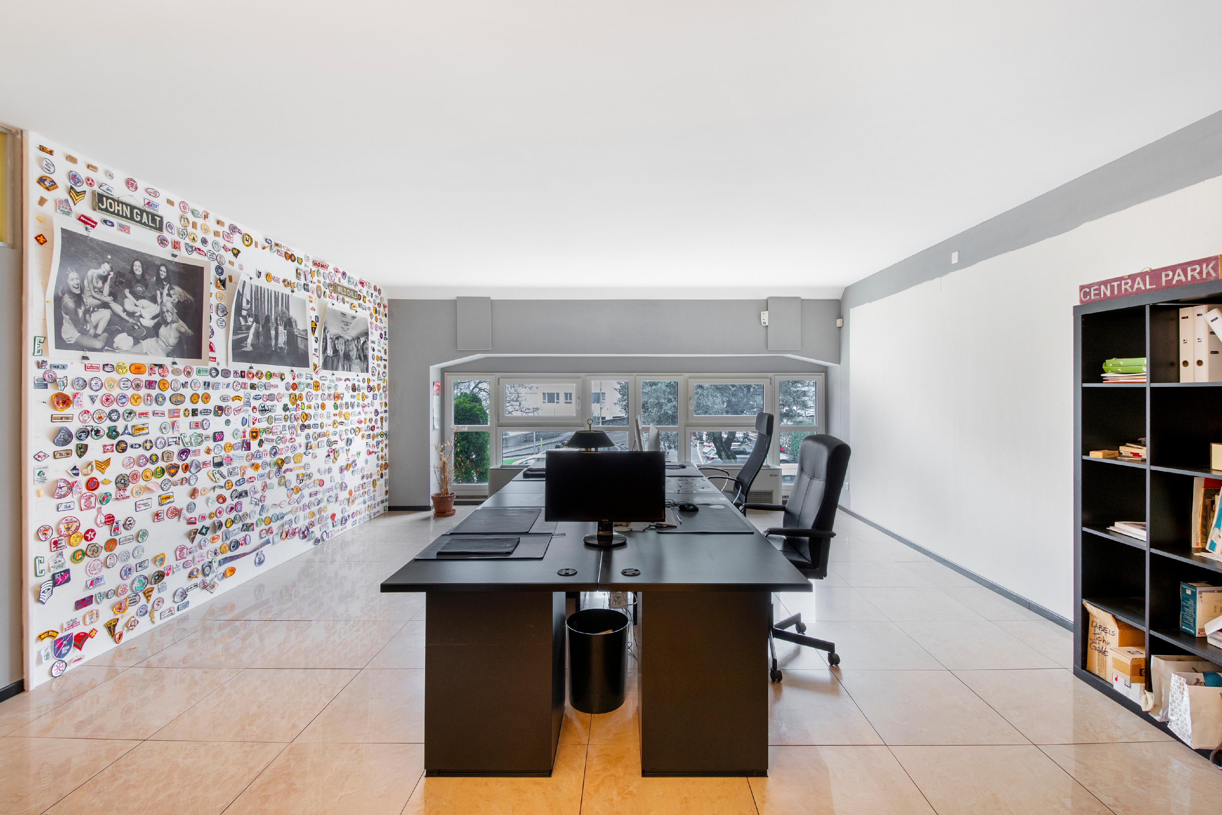 Modernes Dachgeschossbüro mit Arbeitsinsel