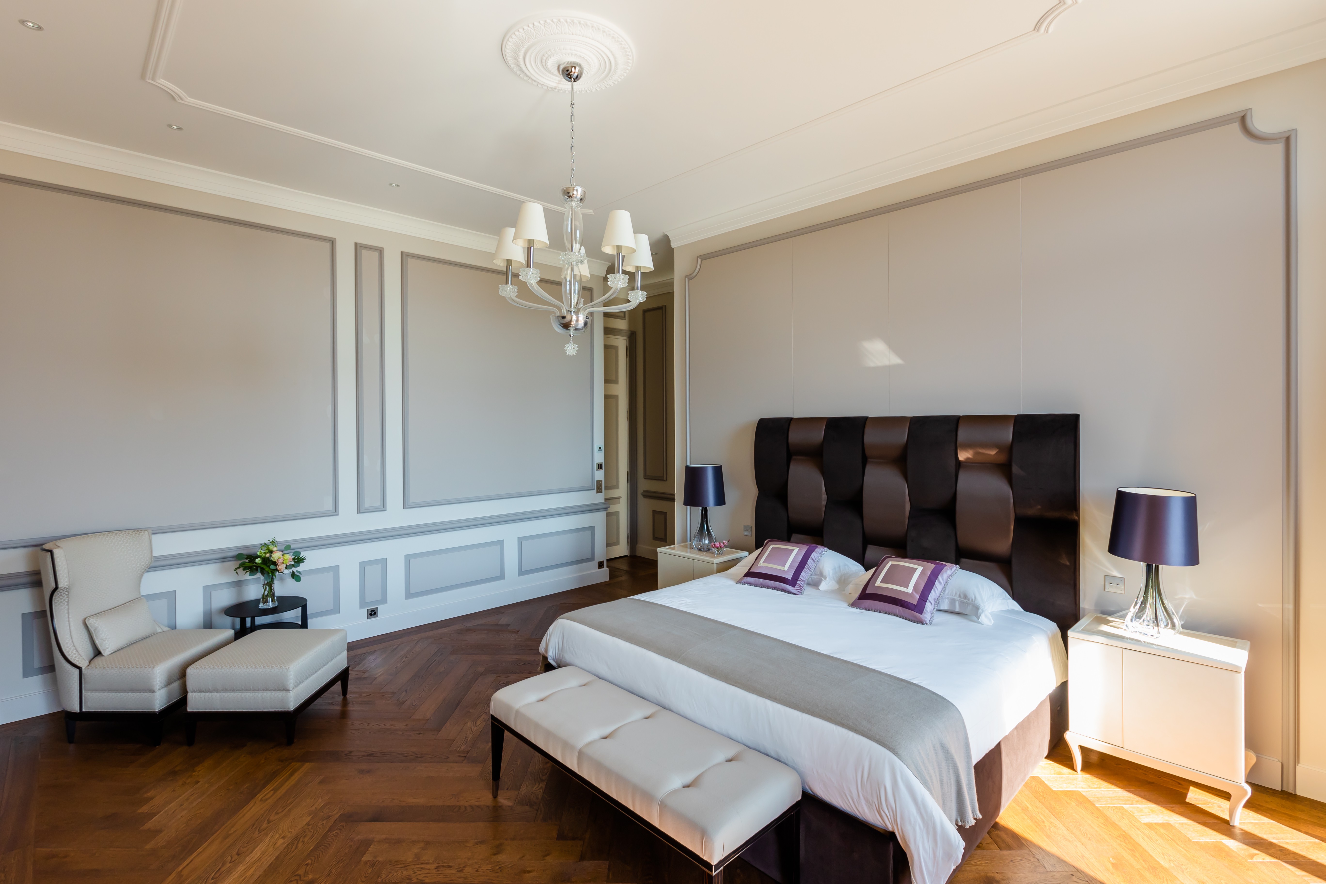 Elegantes Schlafzimmer mit klassischer Stuckoptik