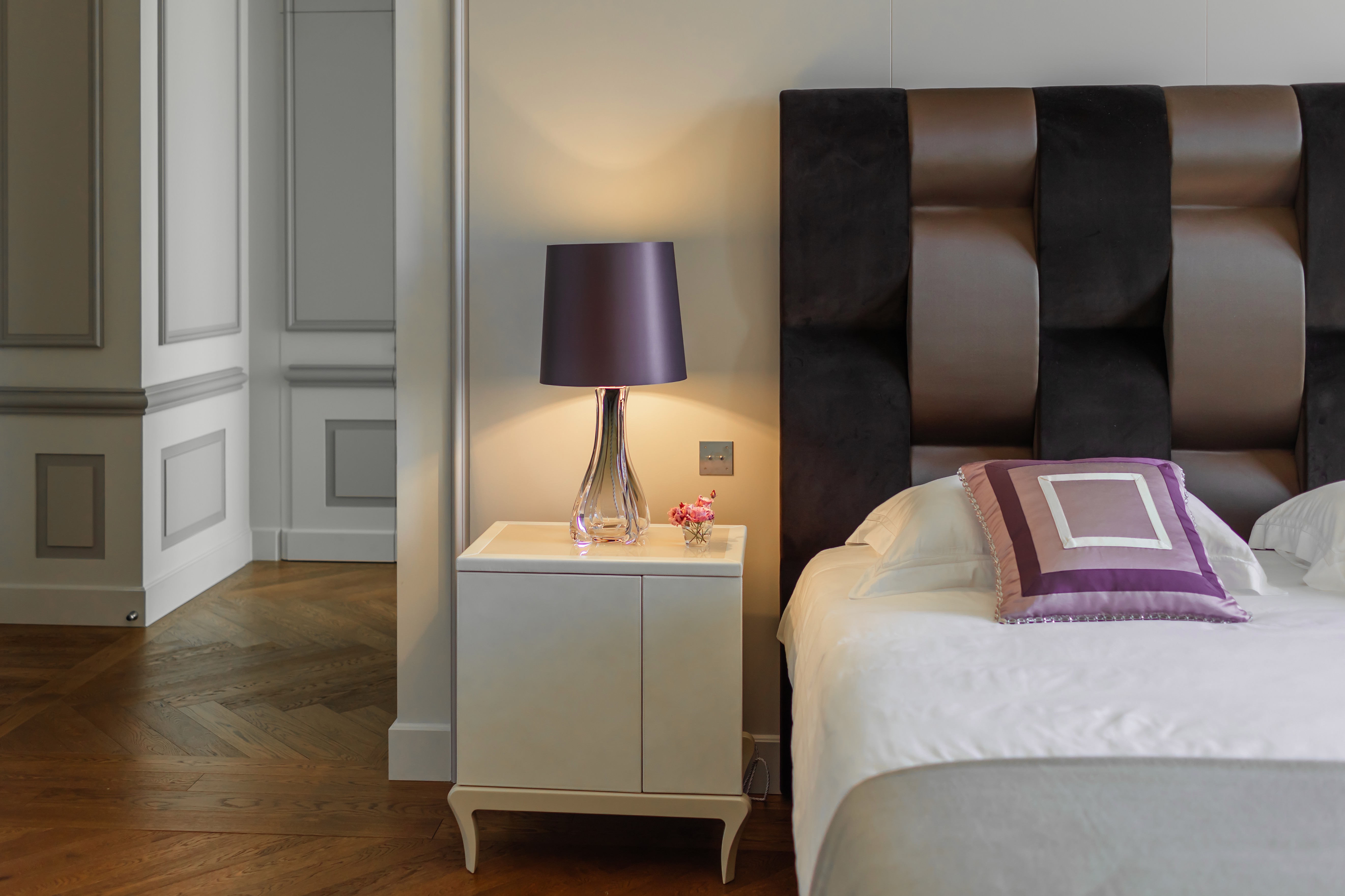 Elegantes Schlafzimmer mit Nachttisch und dekorativer Beleuchtung