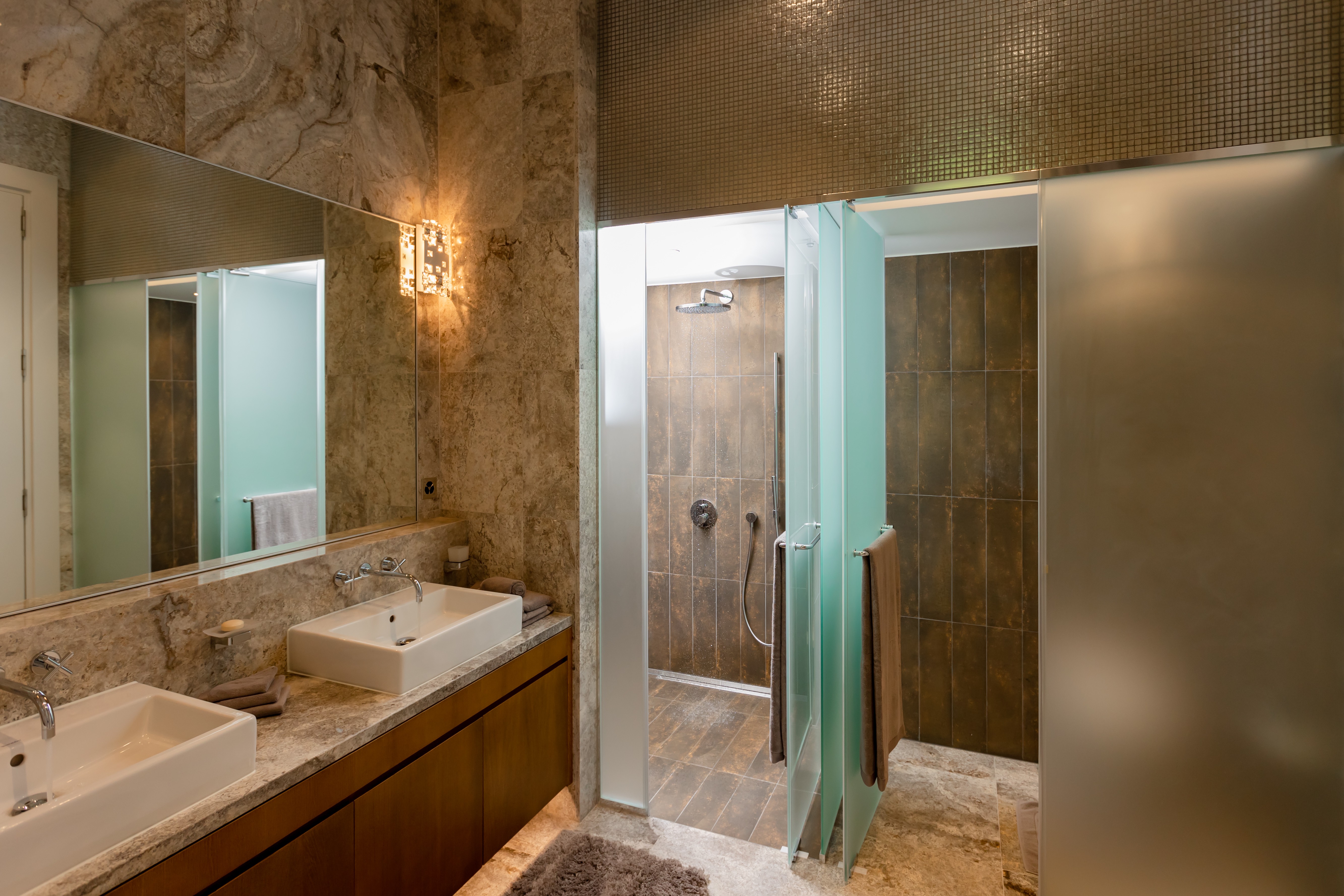 Luxuriöses Badezimmer mit Doppelwaschtisch und begehbarer Dusche