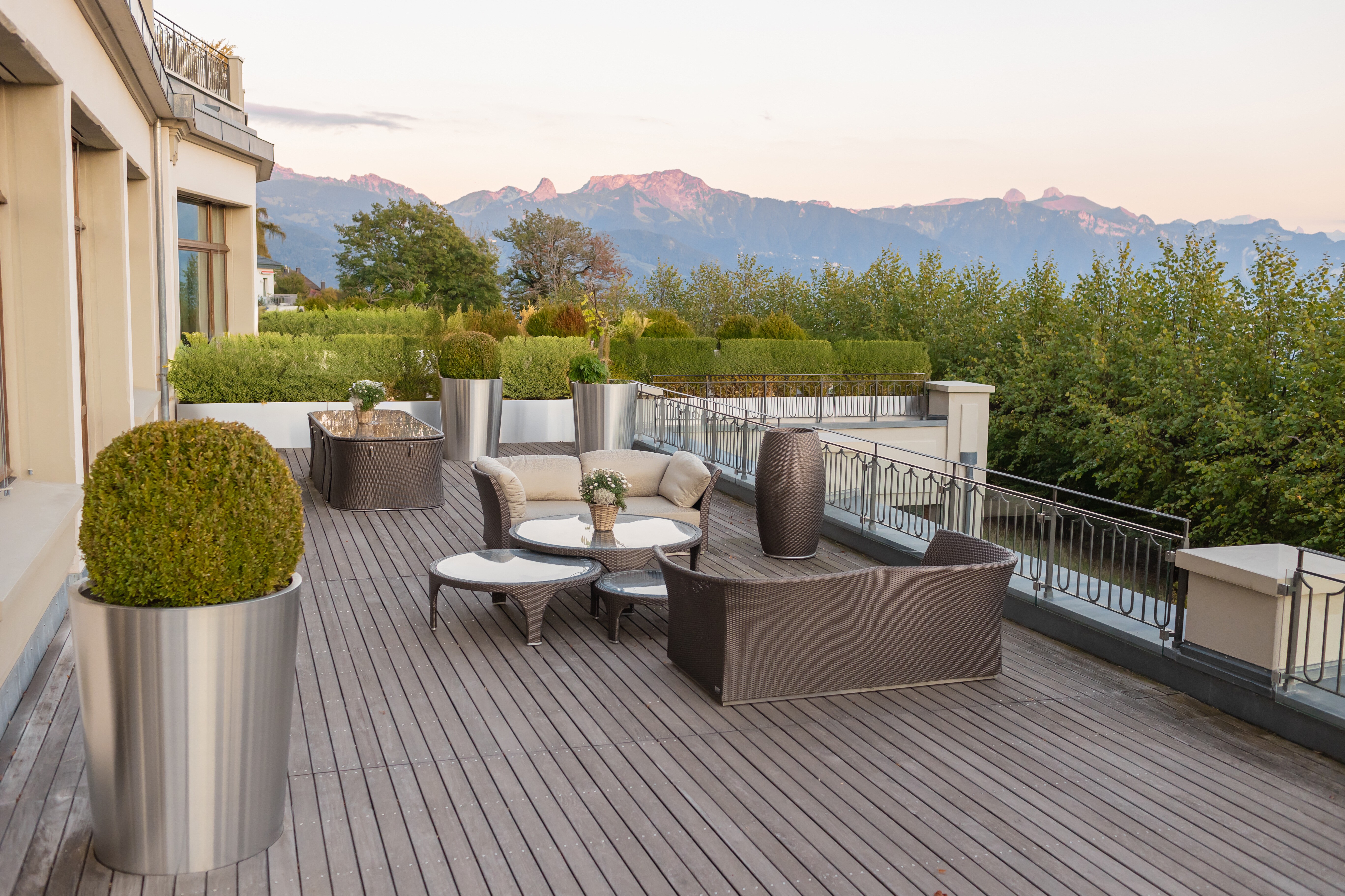 Großzügige Dachterrasse mit Bergblick
