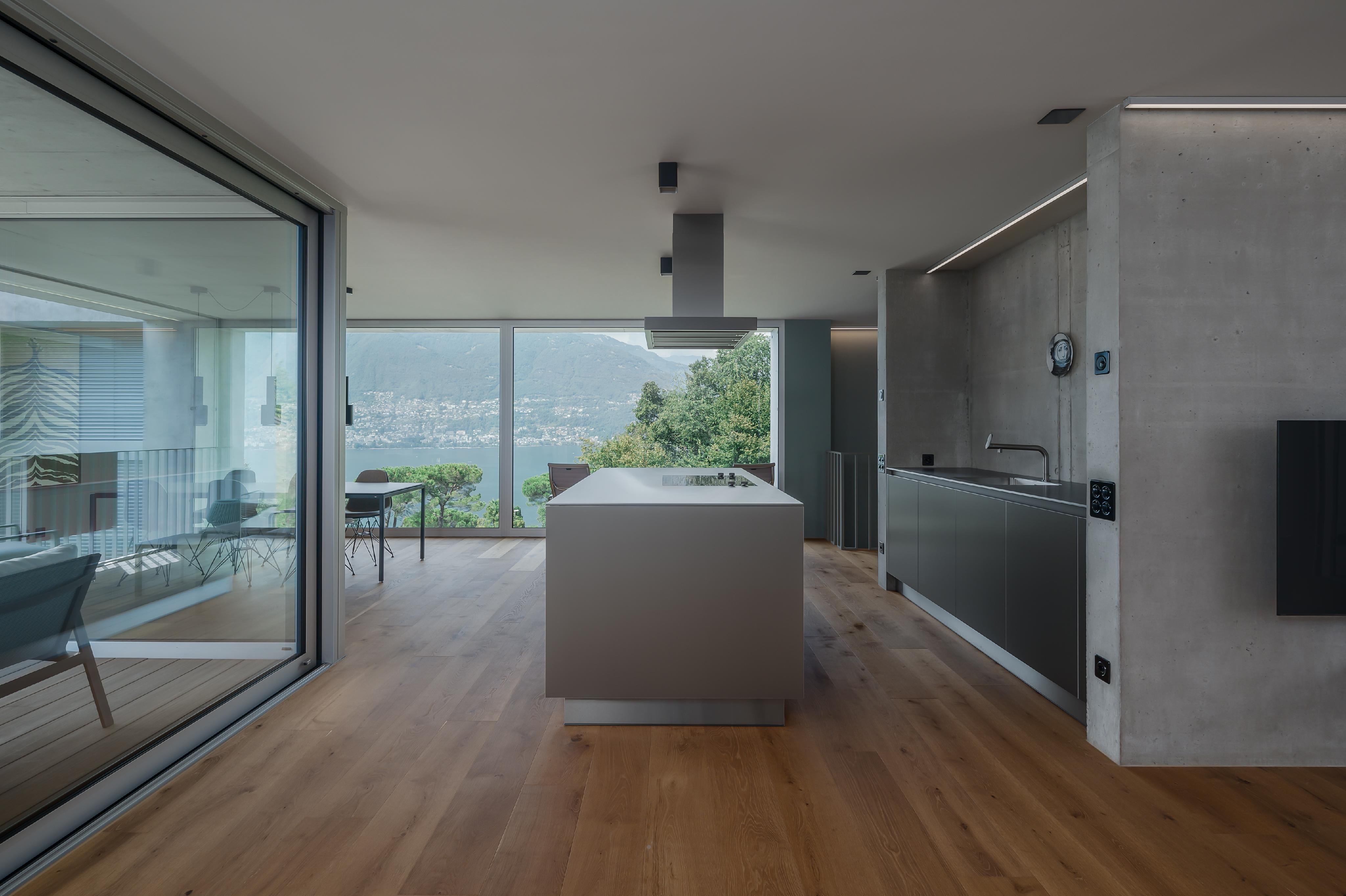 Moderne Küche mit Bergblick