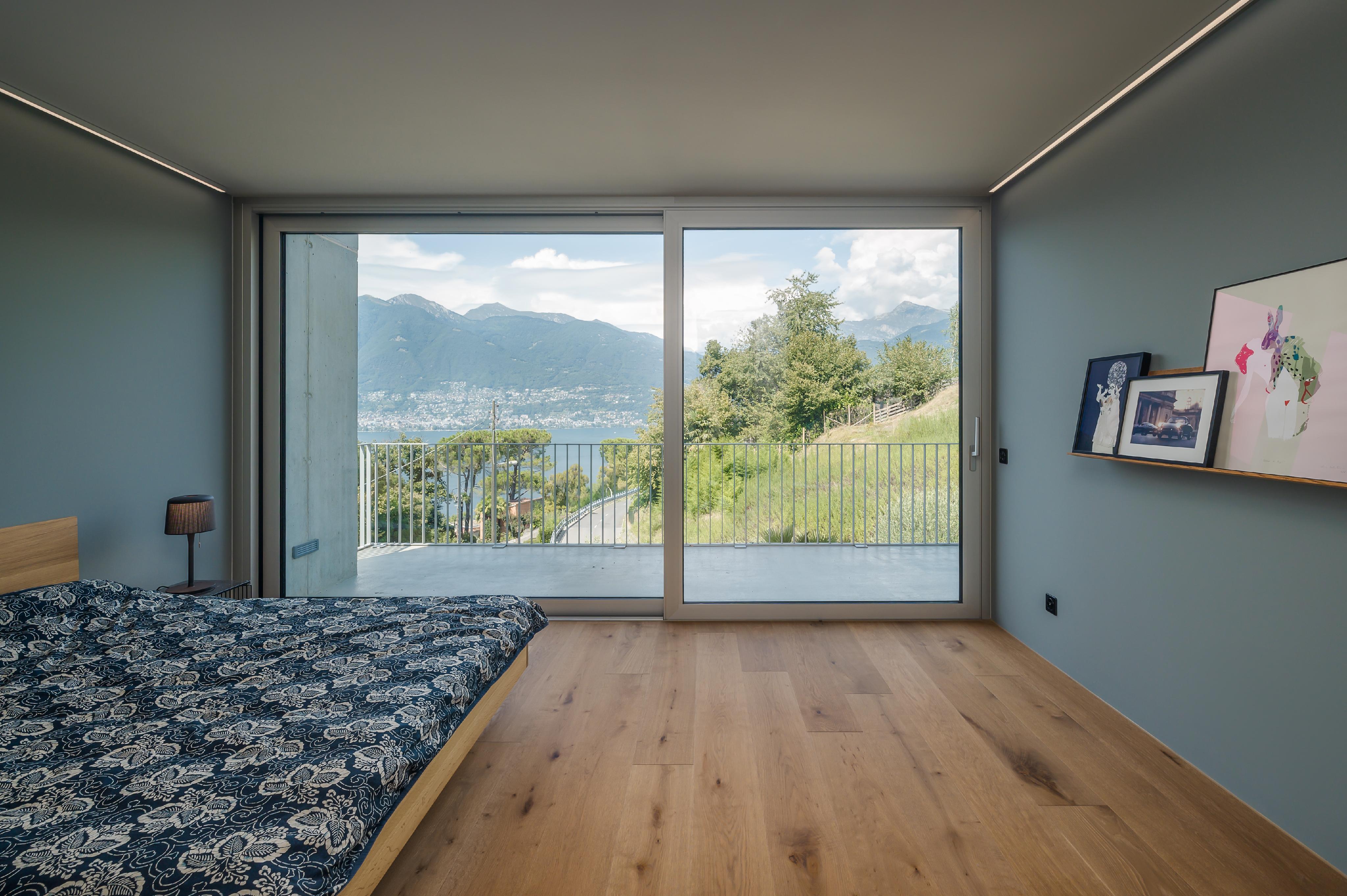 Modernes Schlafzimmer mit Panoramablick