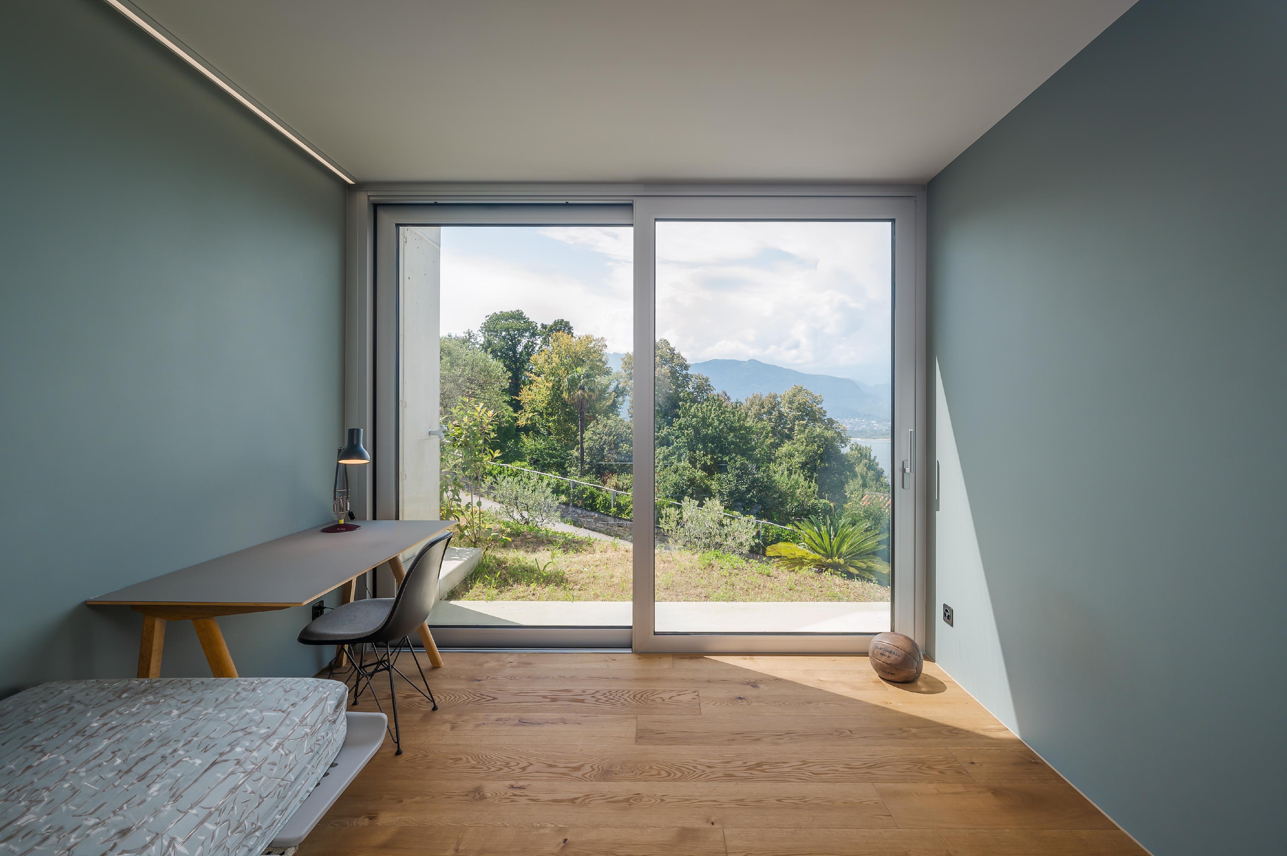 Modernes Zimmer mit Panoramafenster