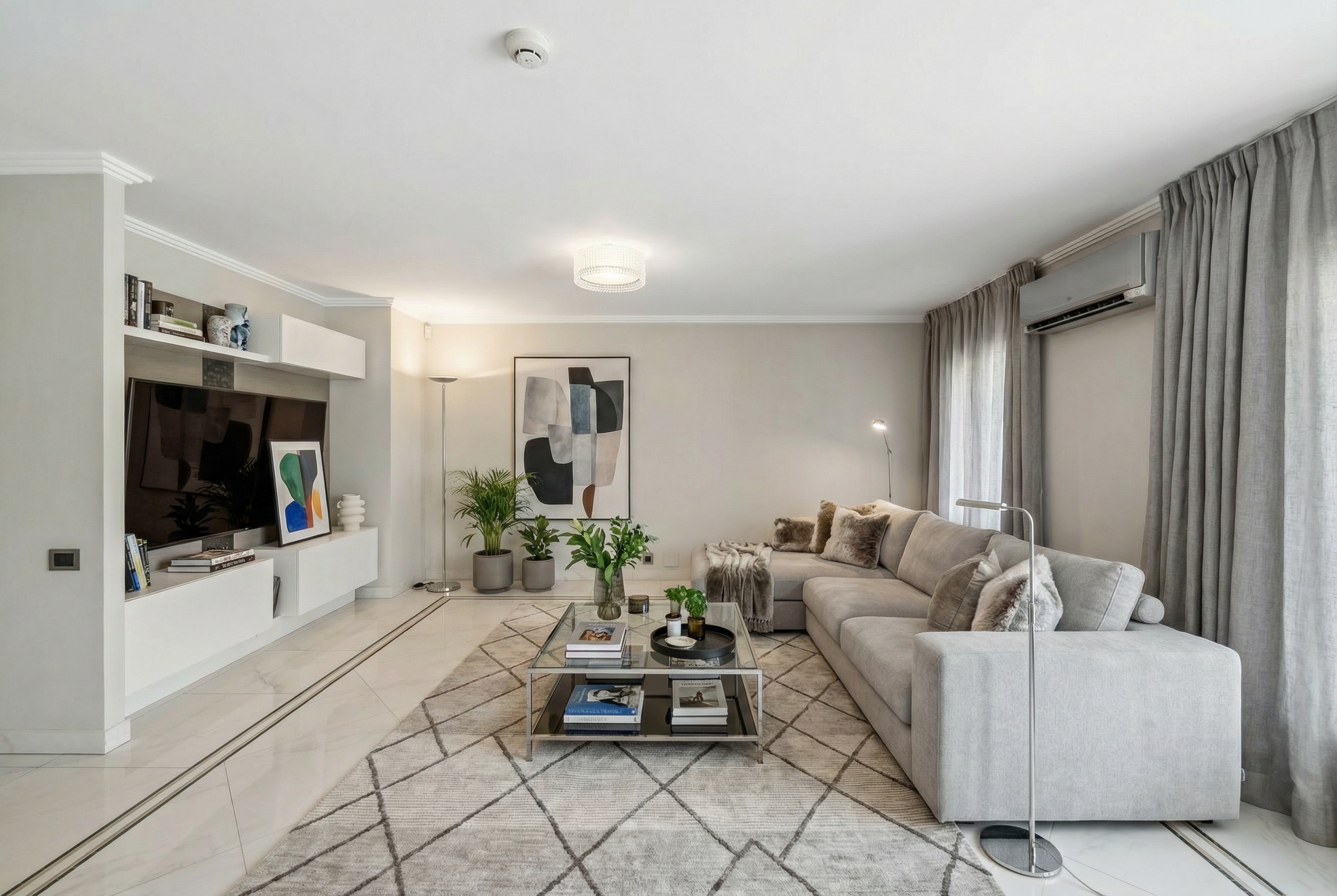 Helles, modern eingerichtetes Wohnzimmer