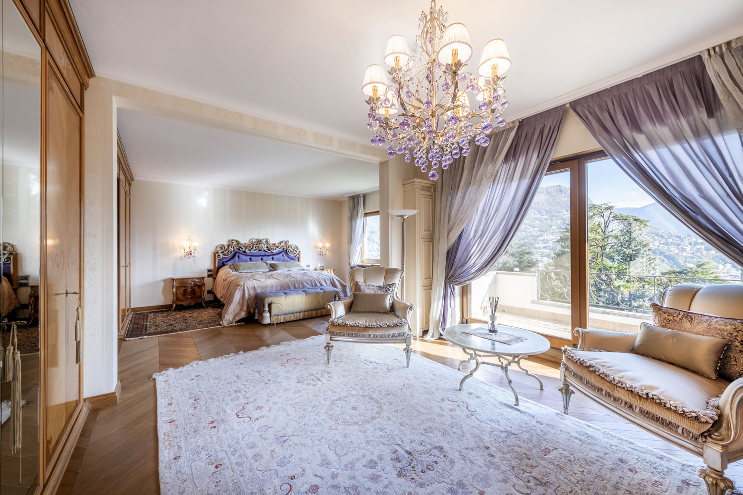 Luxuriöses Schlafzimmer mit Balkonblick