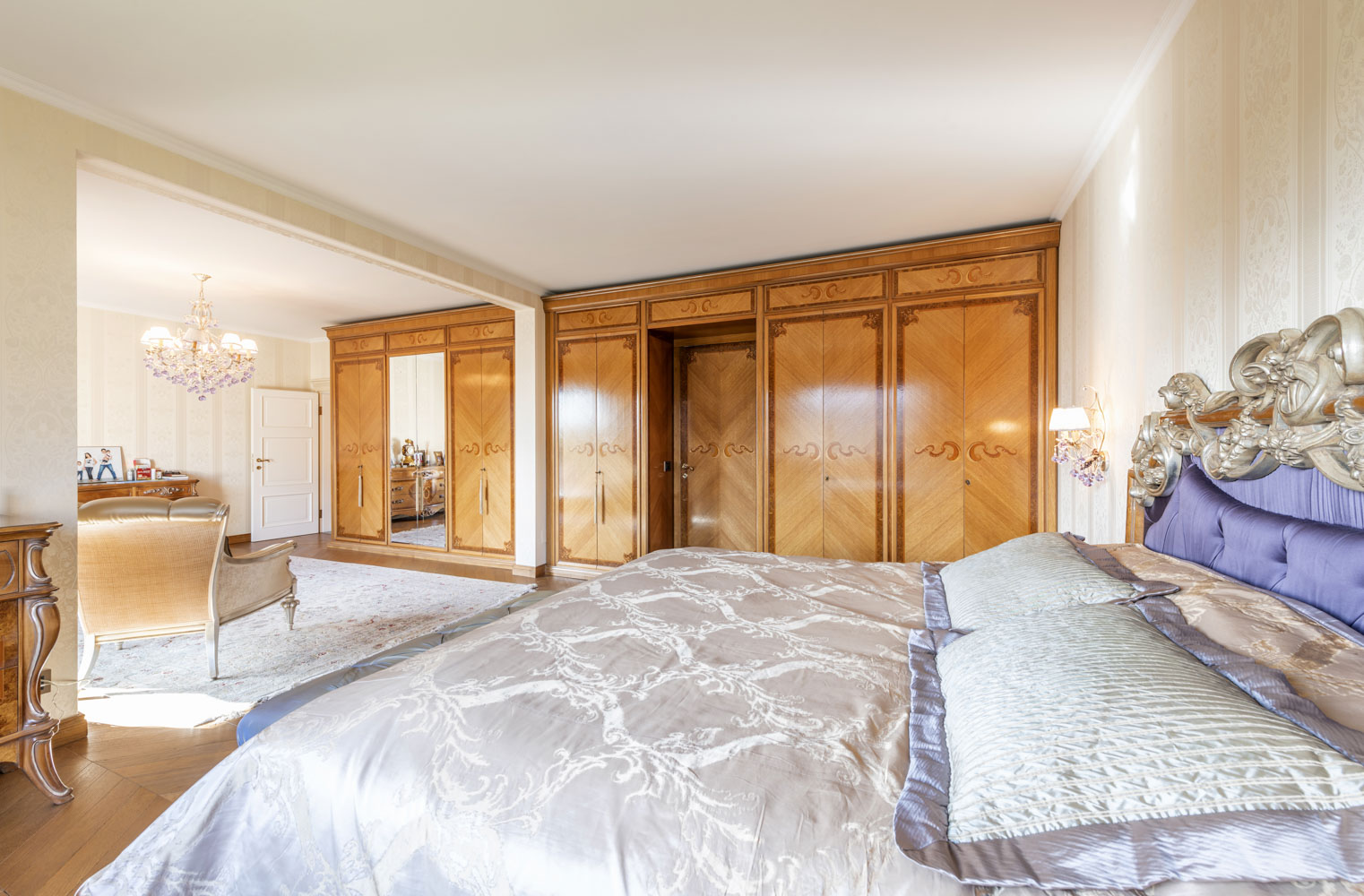 Klassisches Schlafzimmer mit luxuriöser Einrichtung
