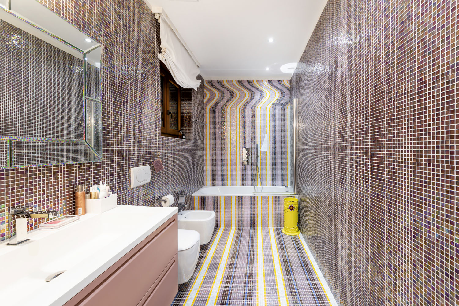 Mosaik-Badezimmer mit farbiger Wandgestaltung