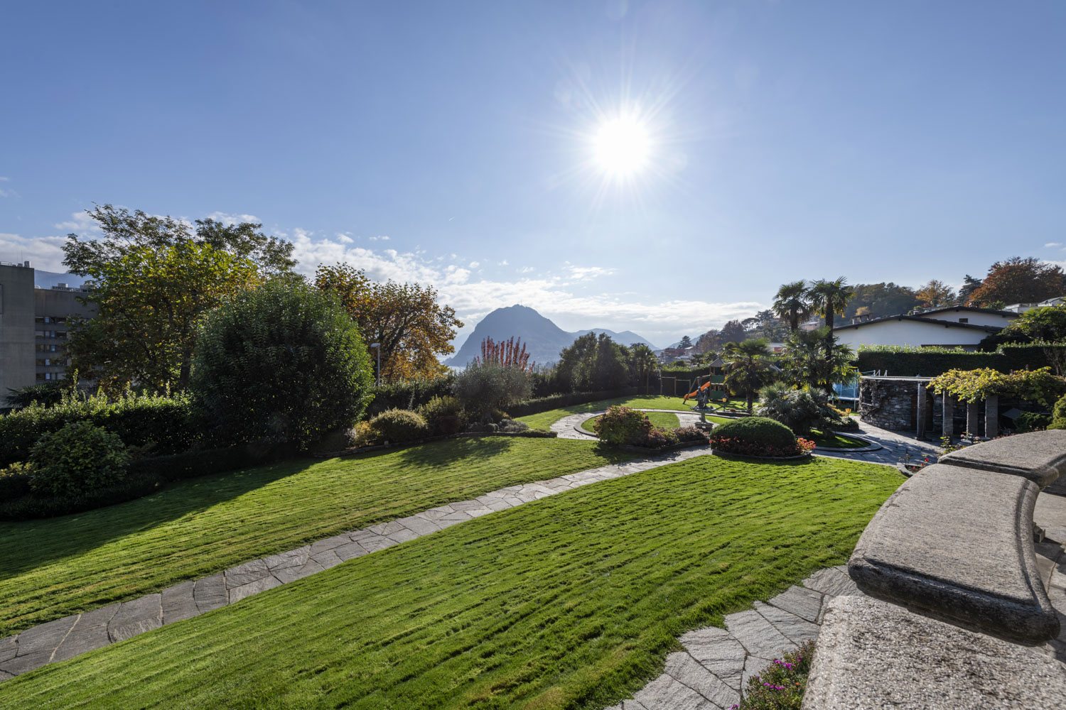 Großer gepflegter Garten mit Bergblick