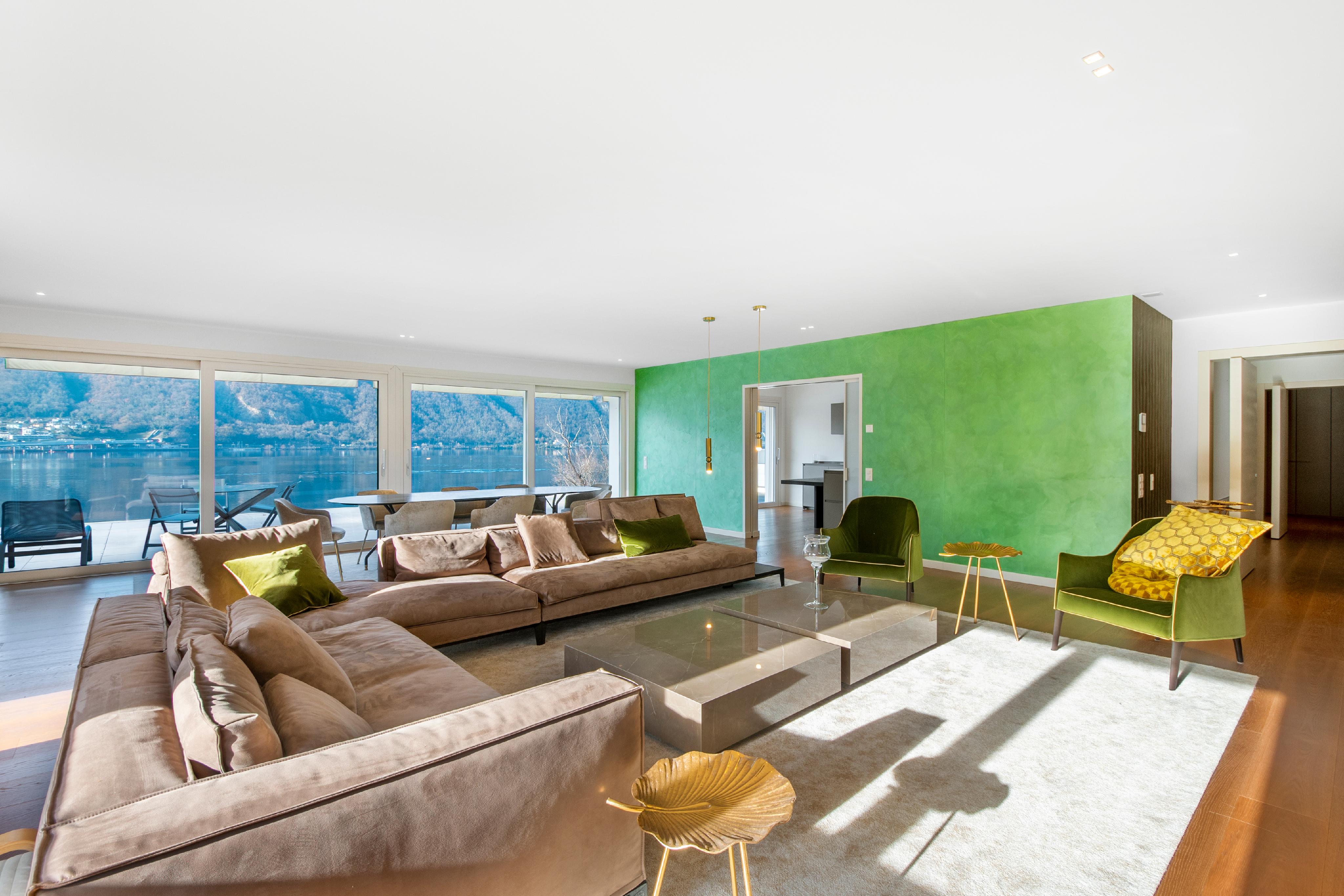 Modernes Wohnzimmer mit Seeblick