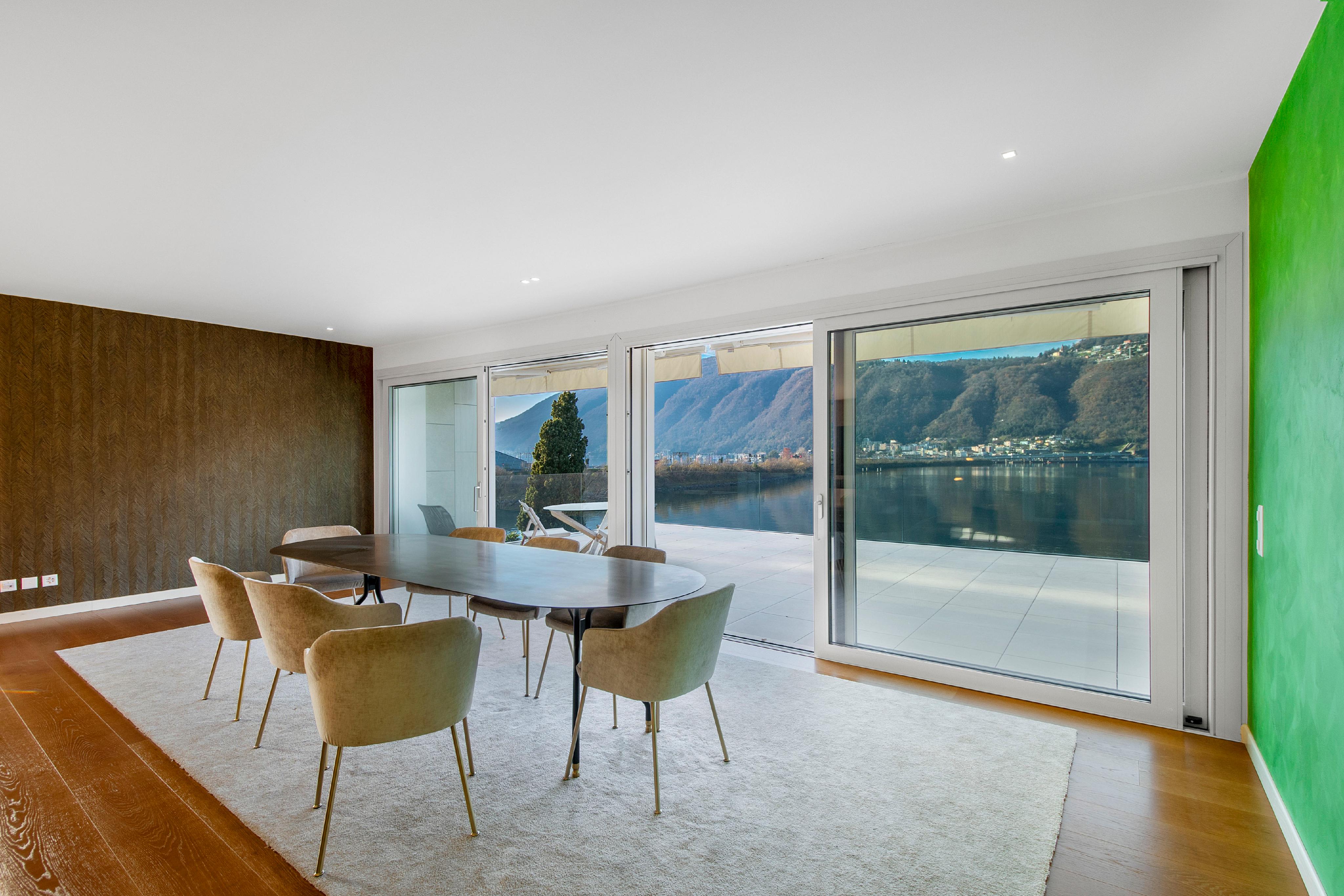 Esszimmer mit Panoramablick auf den See