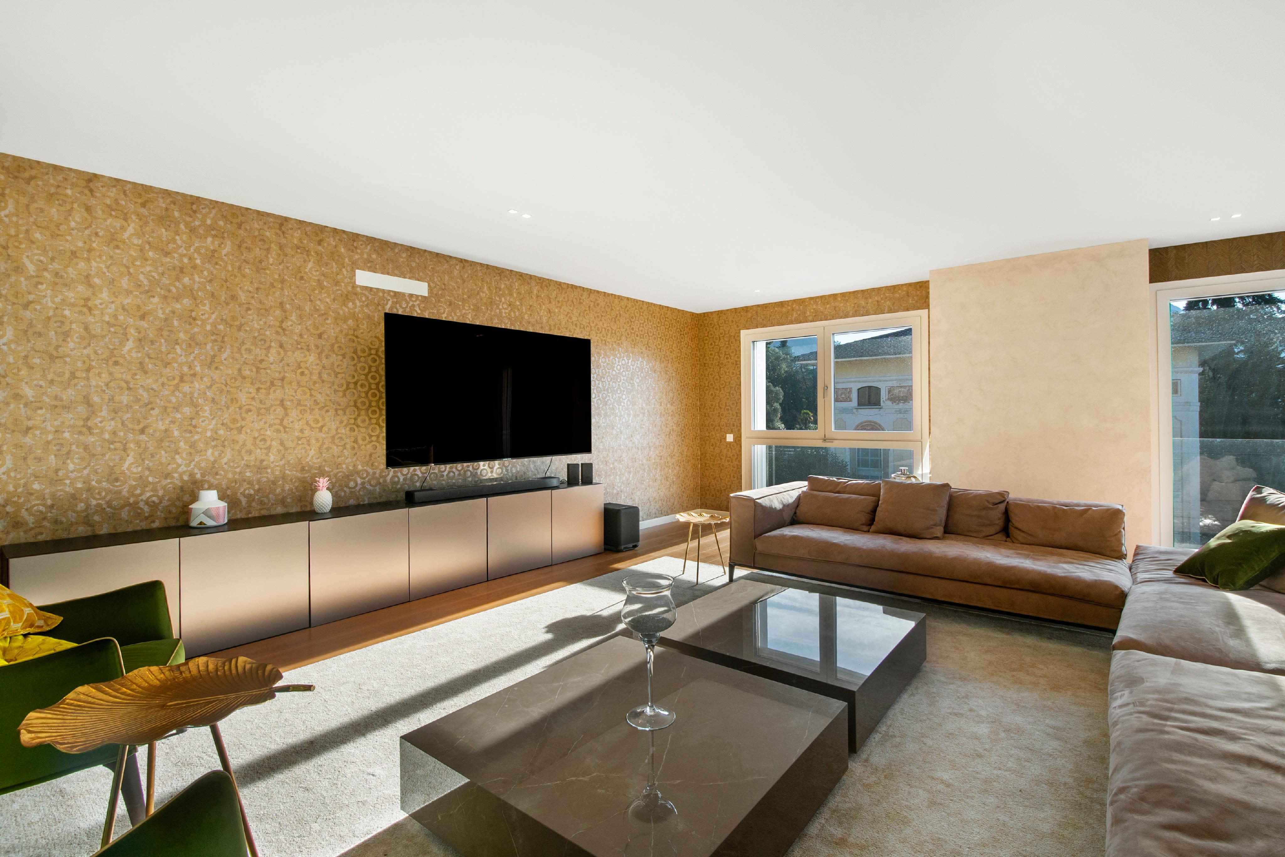 Modernes Wohnzimmer mit goldener Akzentwand