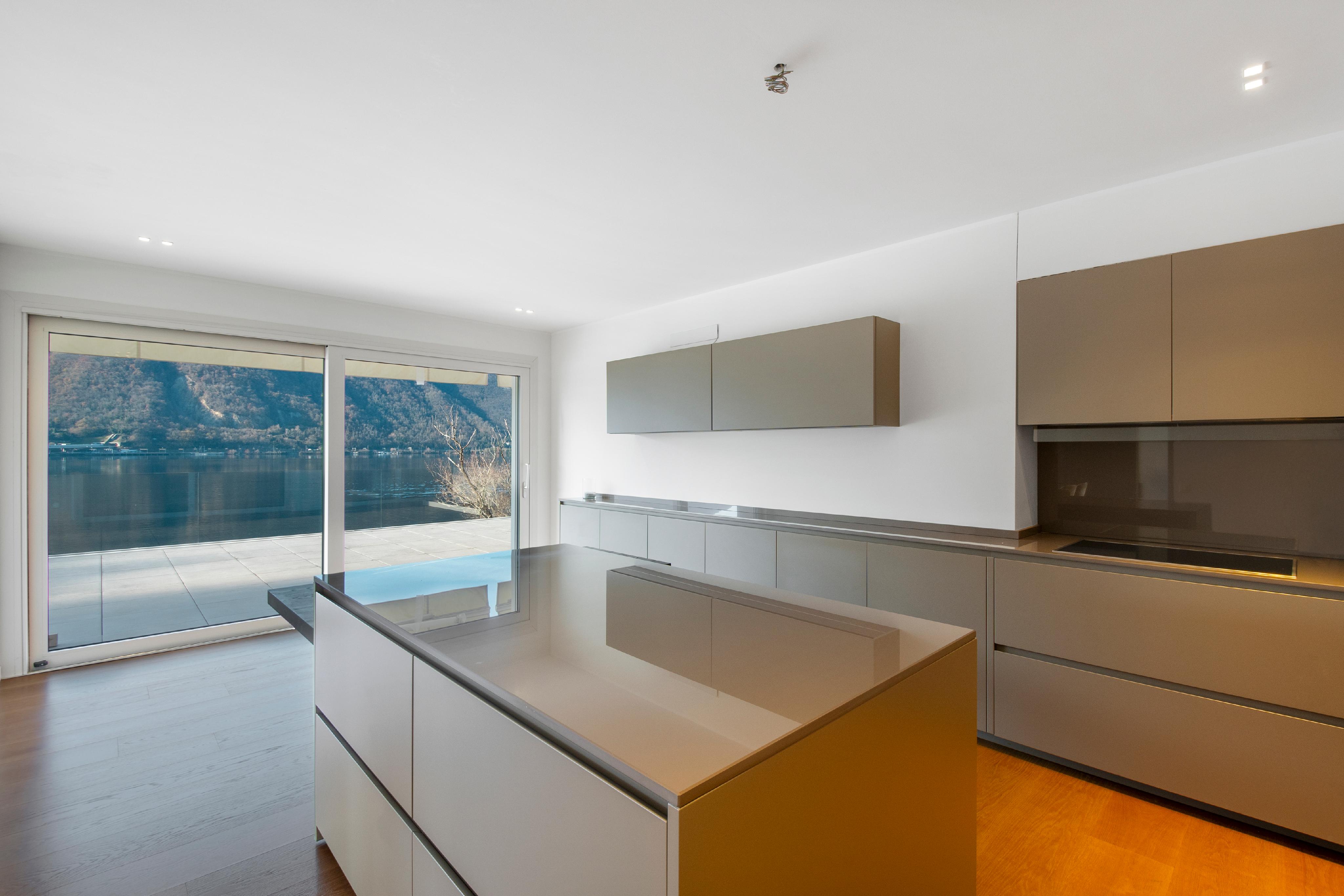Moderne Küche mit Seeblick