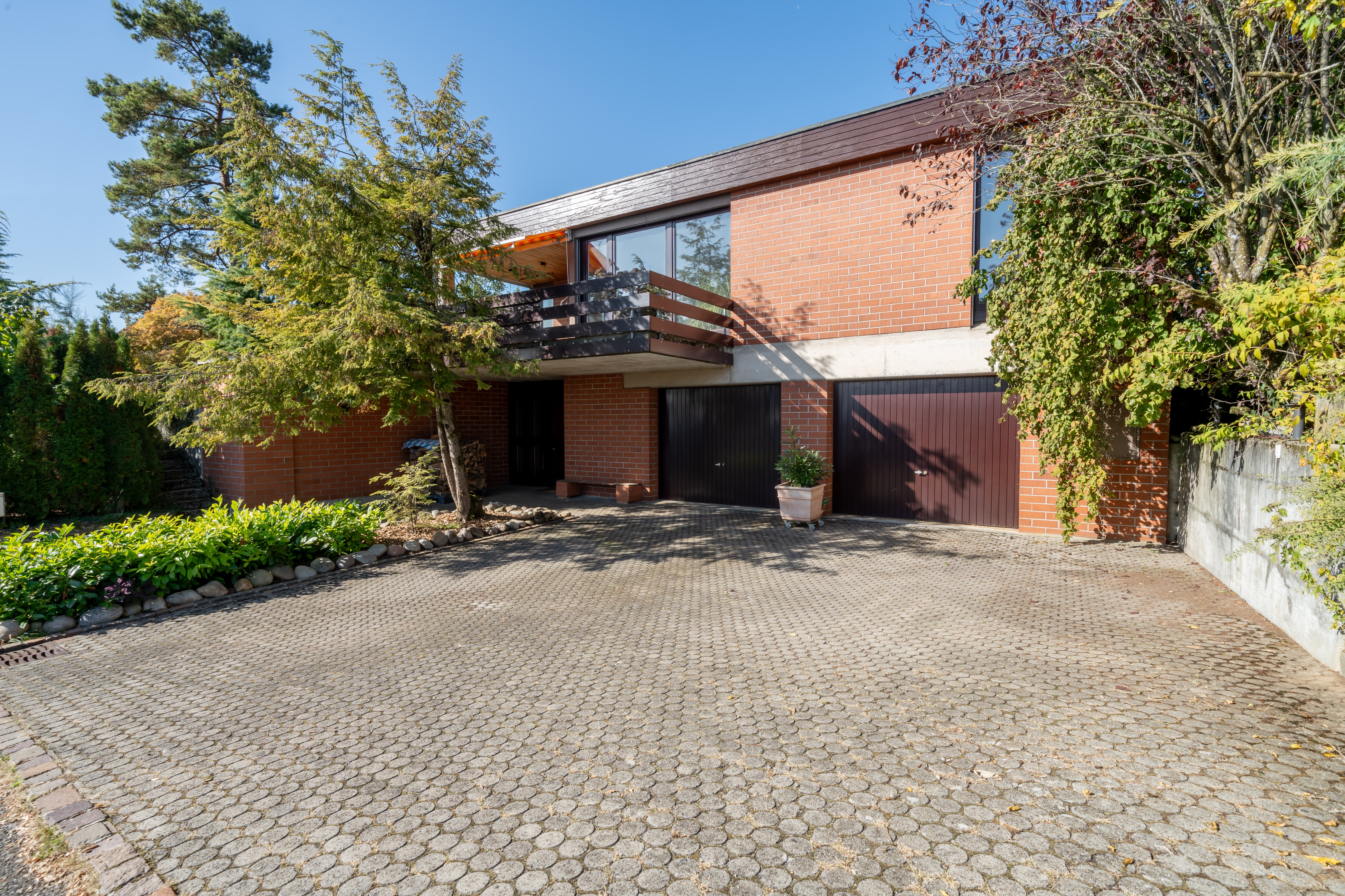 Außenansicht eines Hauses mit Einfahrt und Doppelgarage