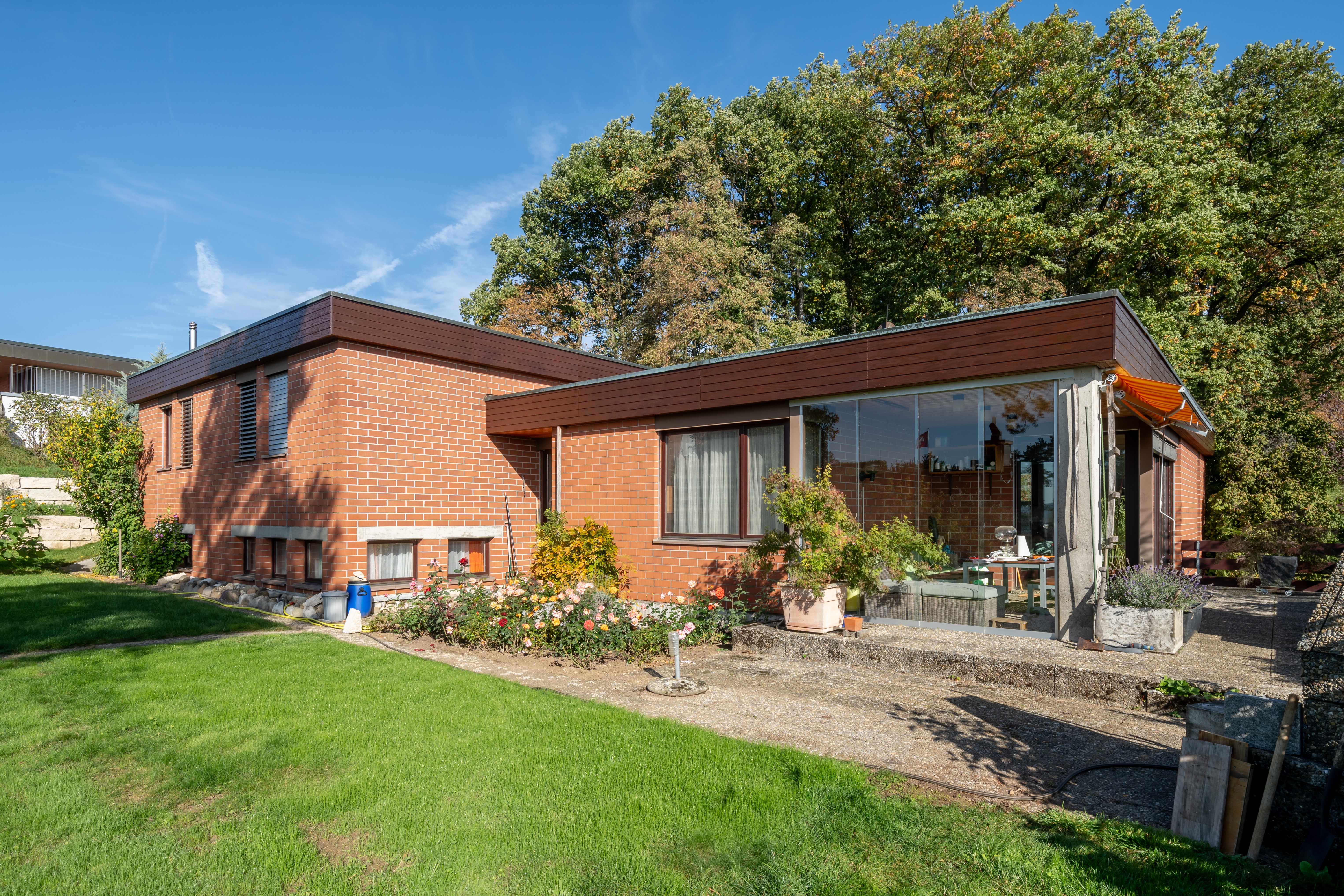 Modernes eingeschossiges Ziegelhaus mit Garten