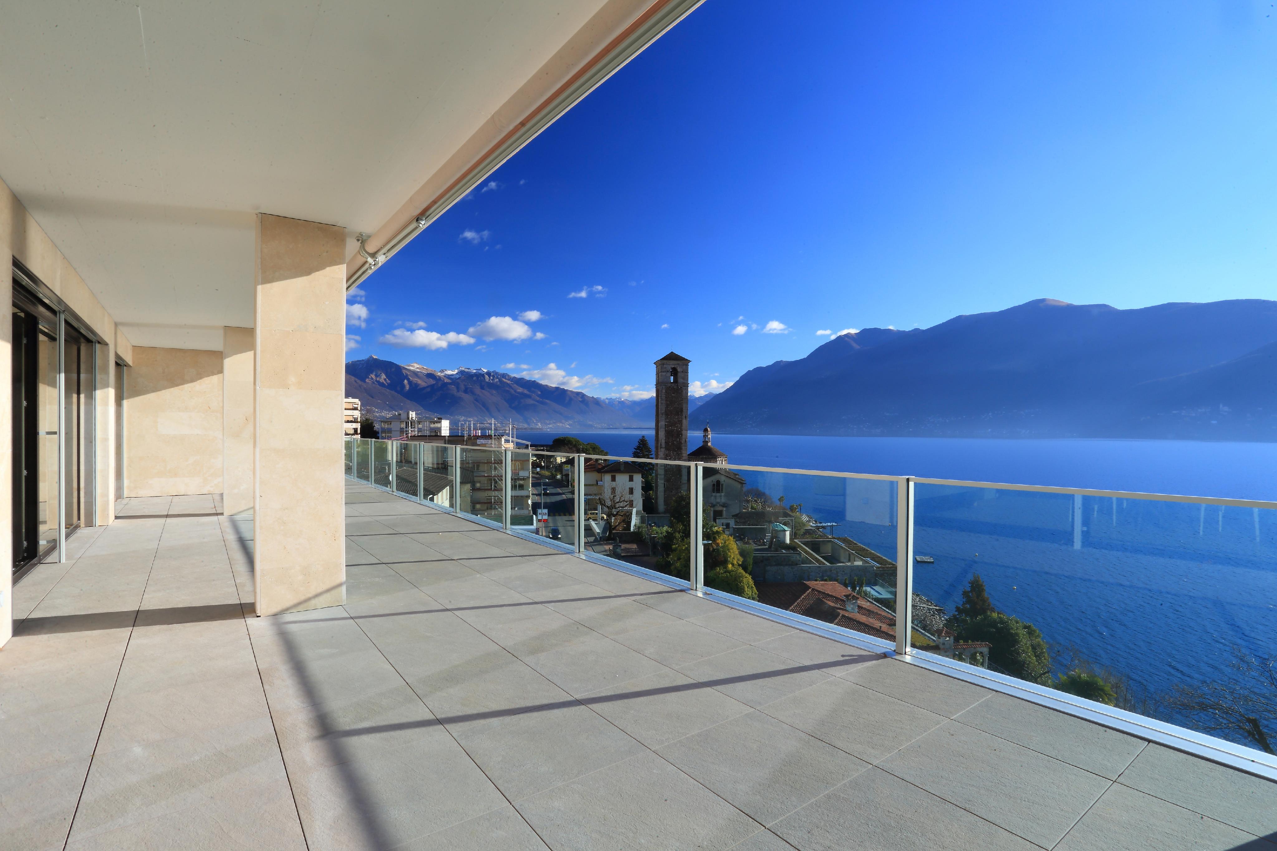 Großzügige Terrasse mit Seeblick
