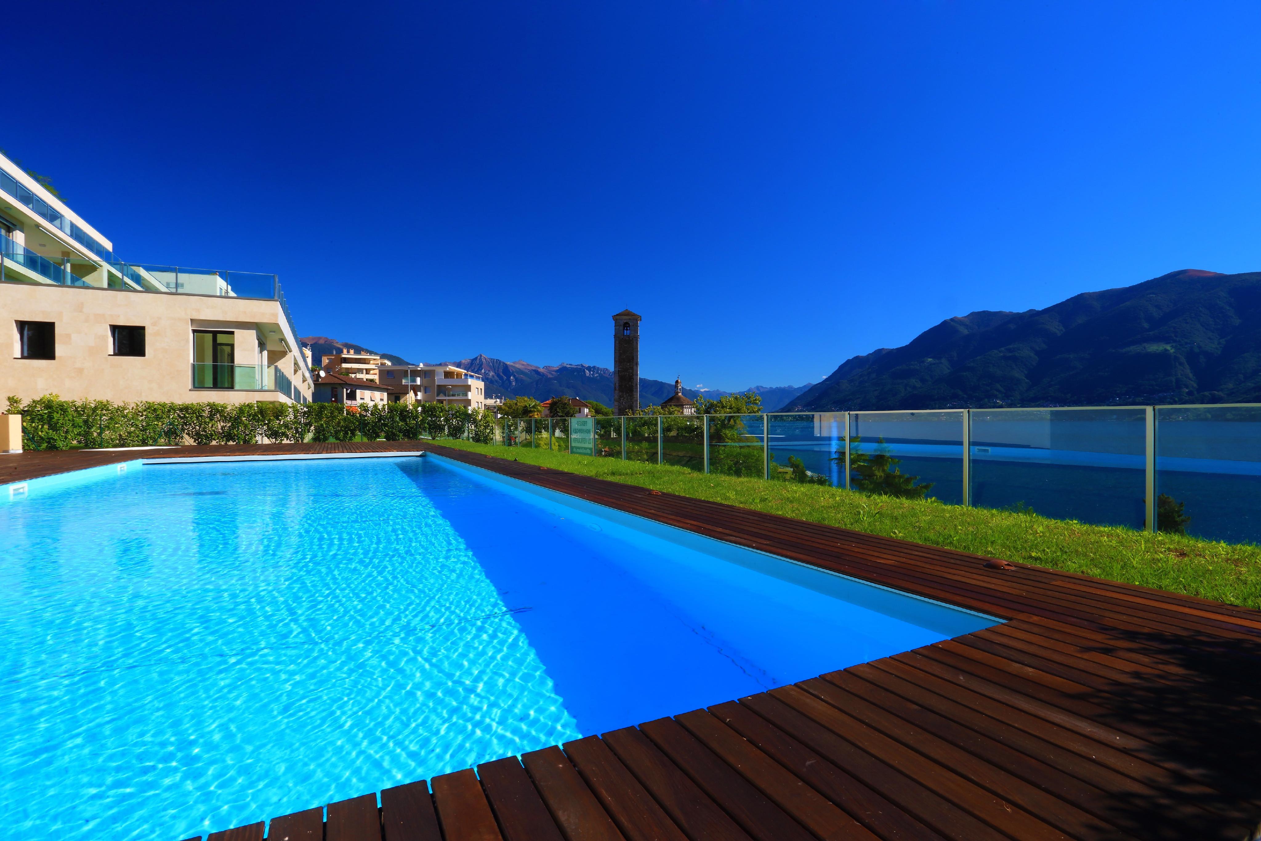 Poolbereich mit Bergblick
