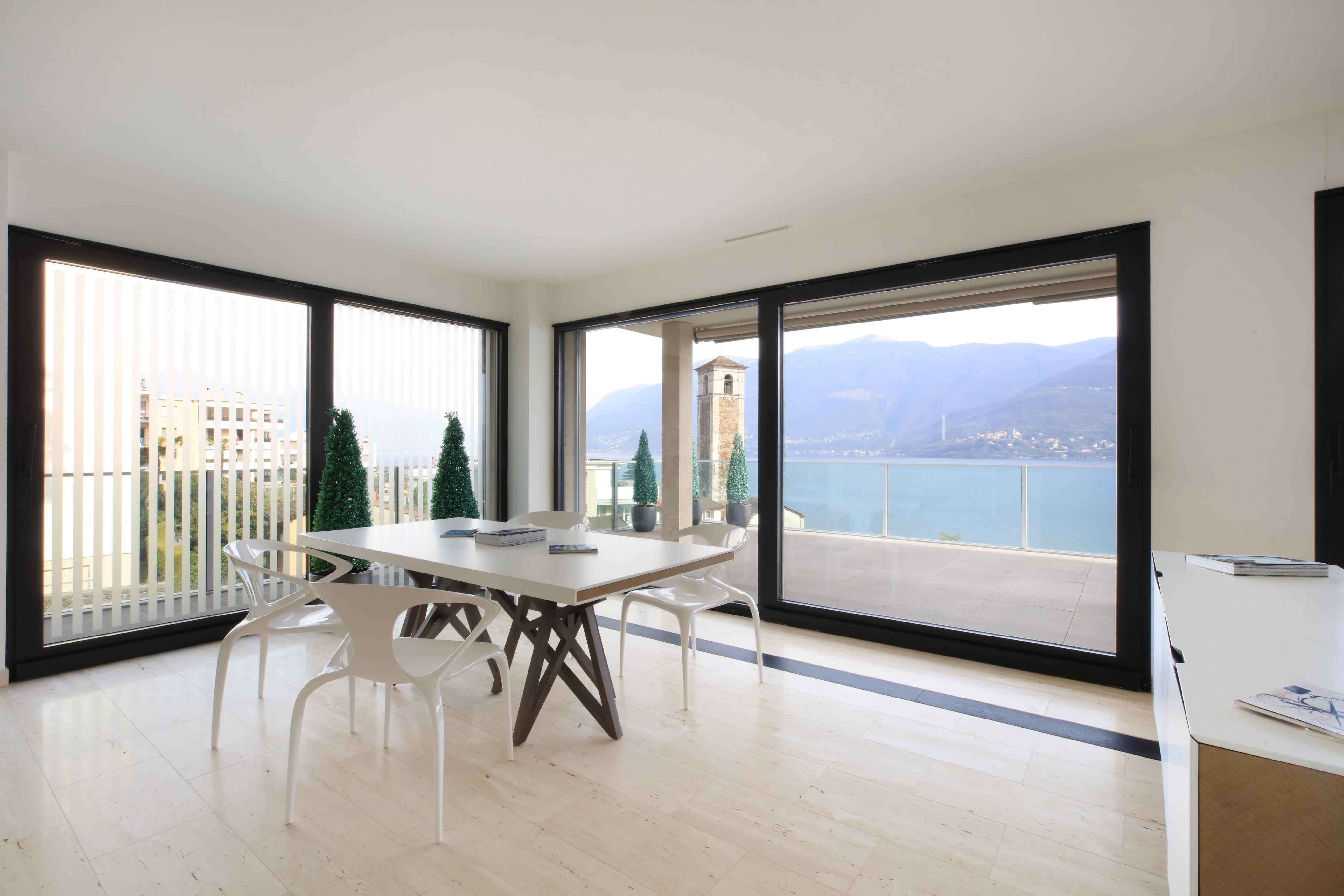 Heller Wohn- und Essbereich mit Seeblick