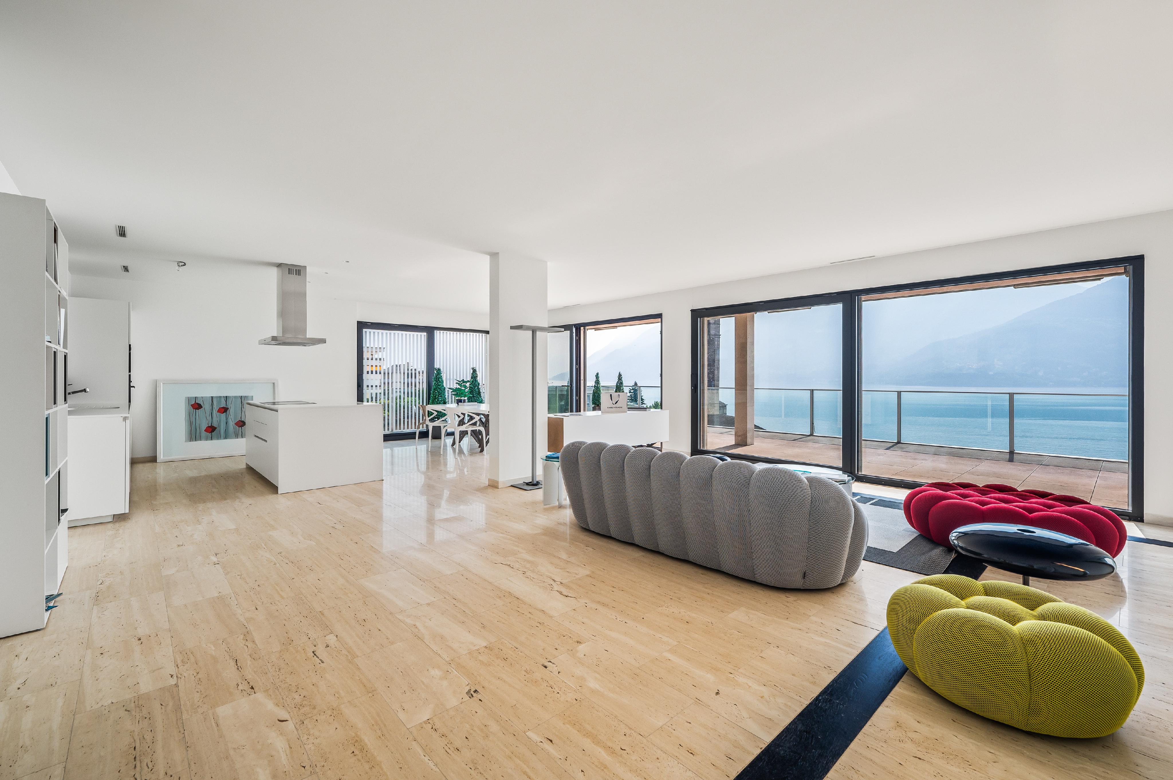 Offener Wohnbereich mit Seeblick