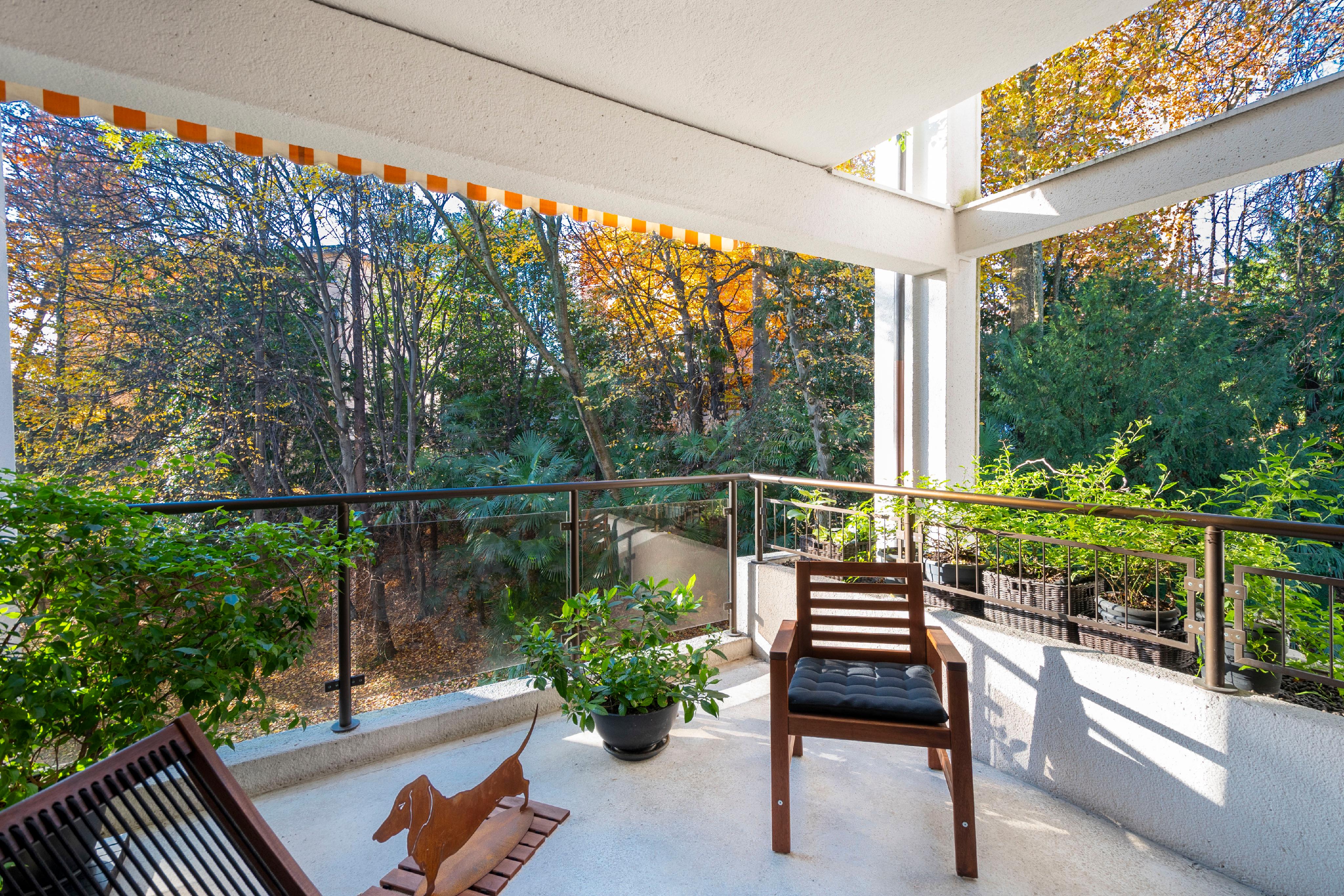 Überdachter Balkon mit Blick ins Grüne