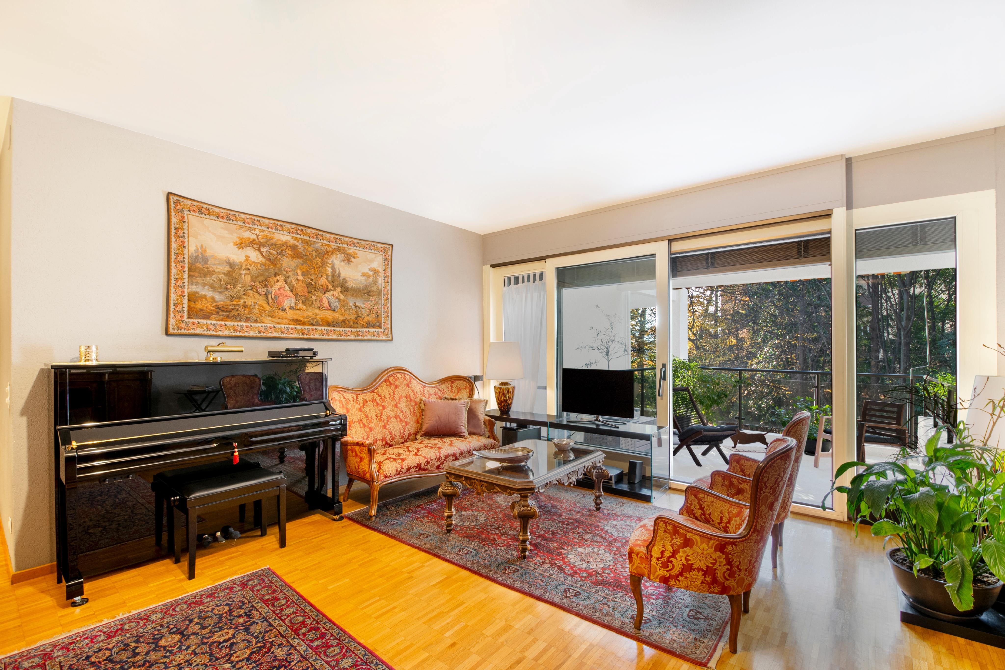 Elegantes Wohnzimmer mit Klavier und Balkonblick