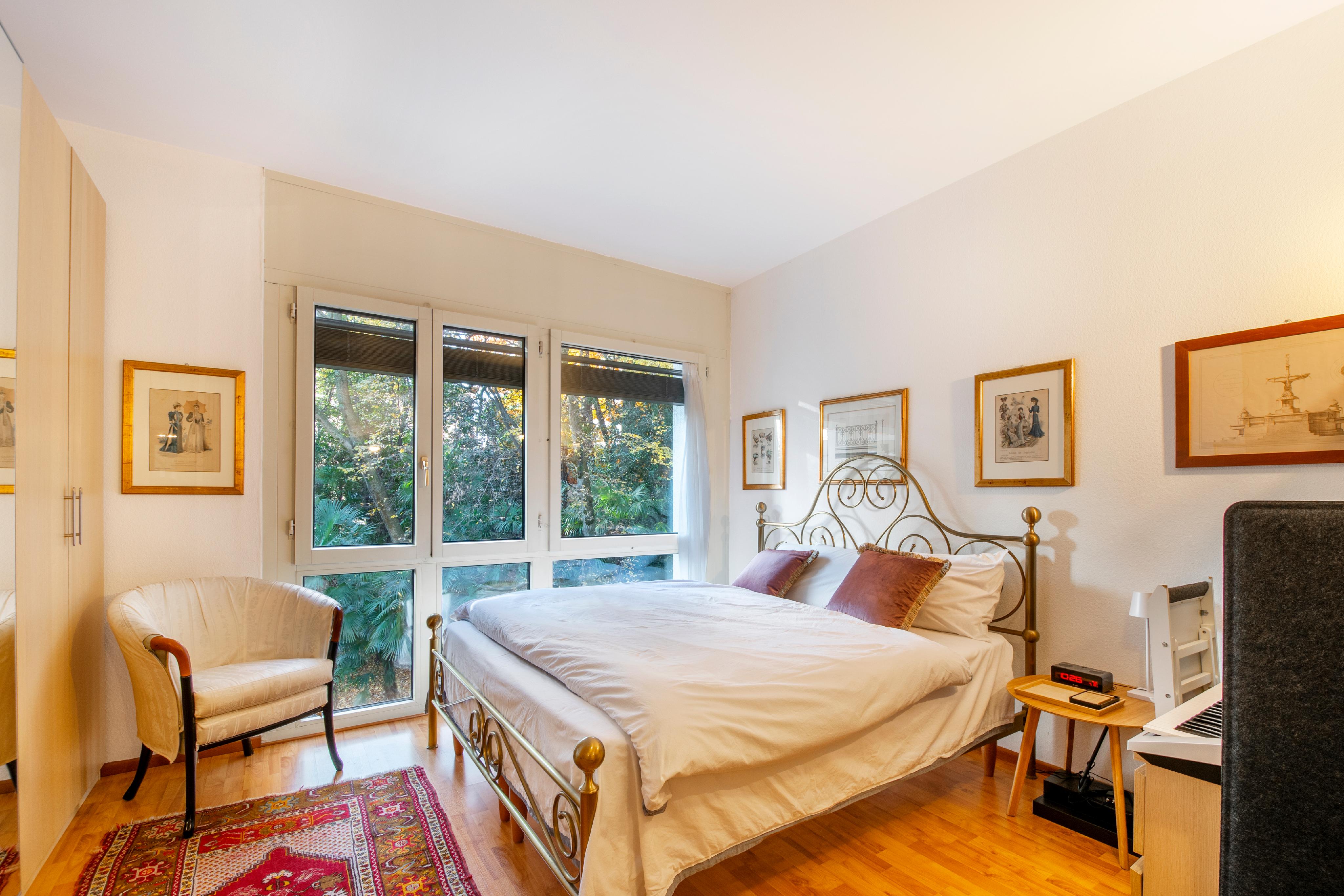 Helles Schlafzimmer mit Blick ins Grüne