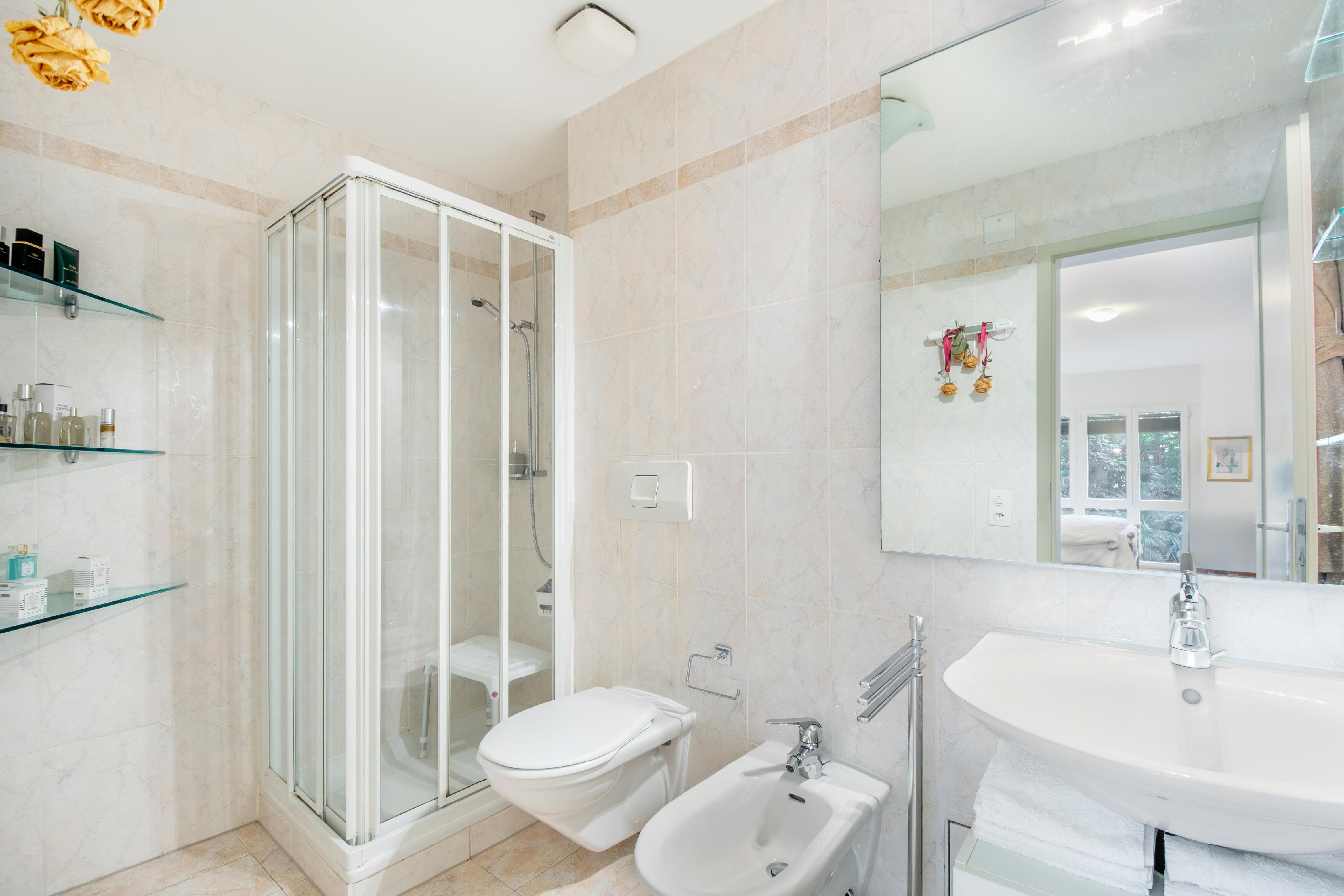 Helles Badezimmer mit Dusche, WC, Bidet und Waschtisch
