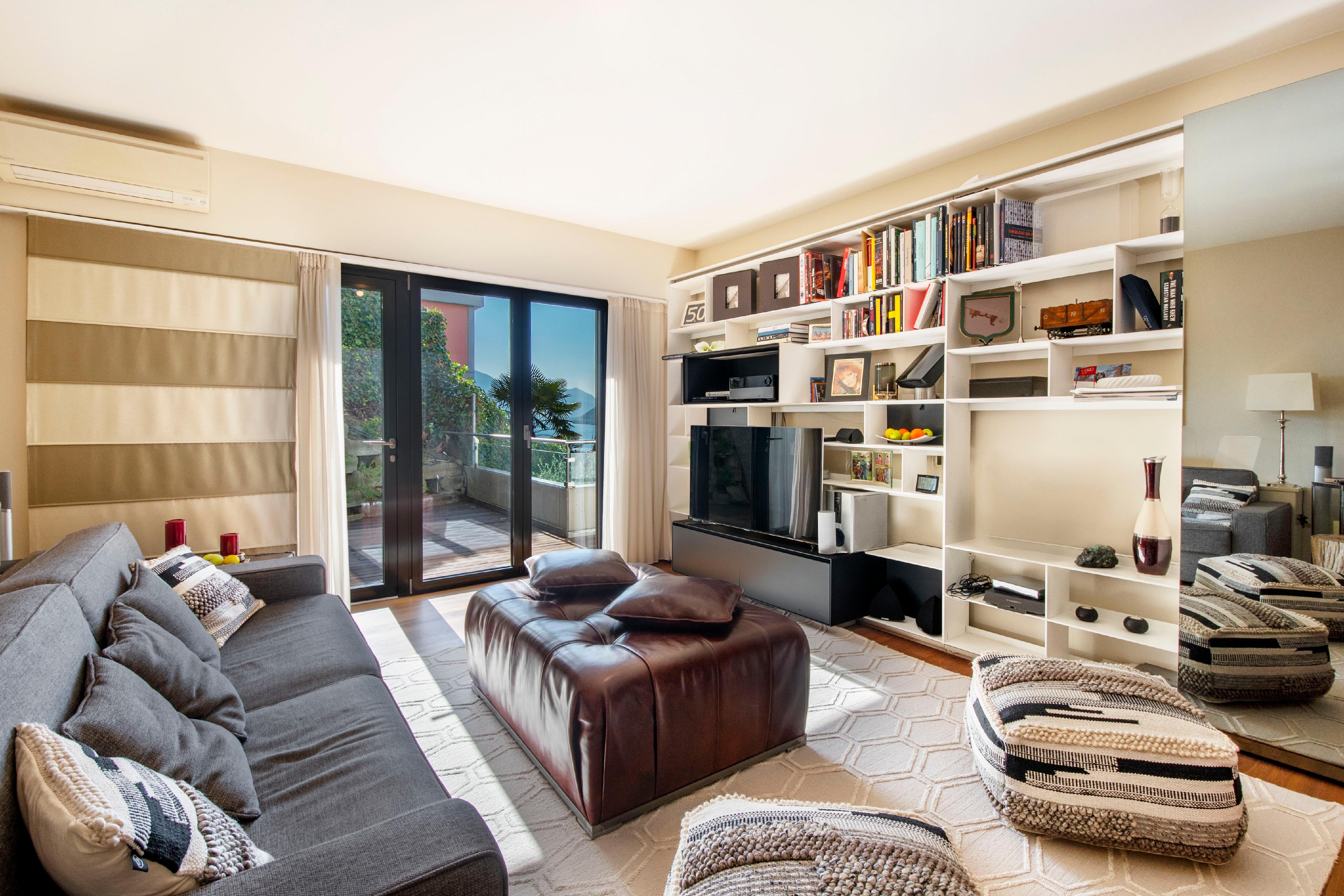 Helles Wohnzimmer mit Balkonblick