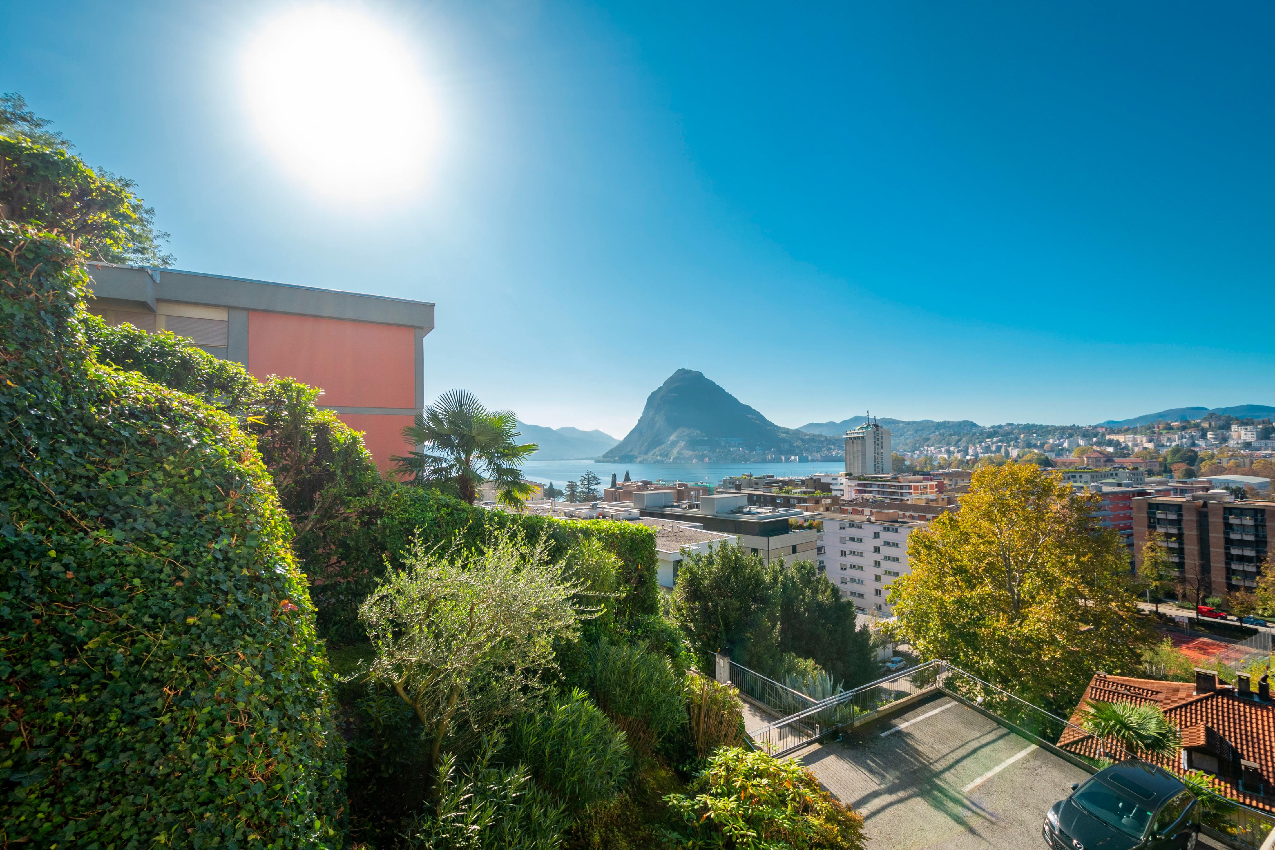Panoramischer Außenblick mit See und Berg