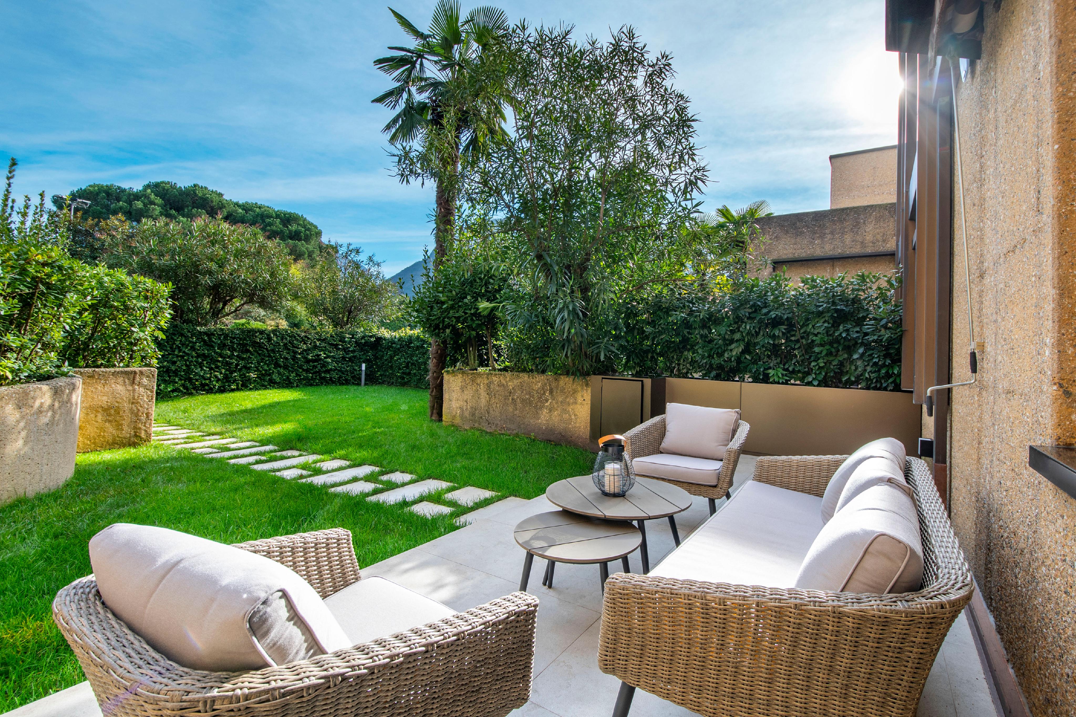 Garten-Terrasse mit Sitzgruppe