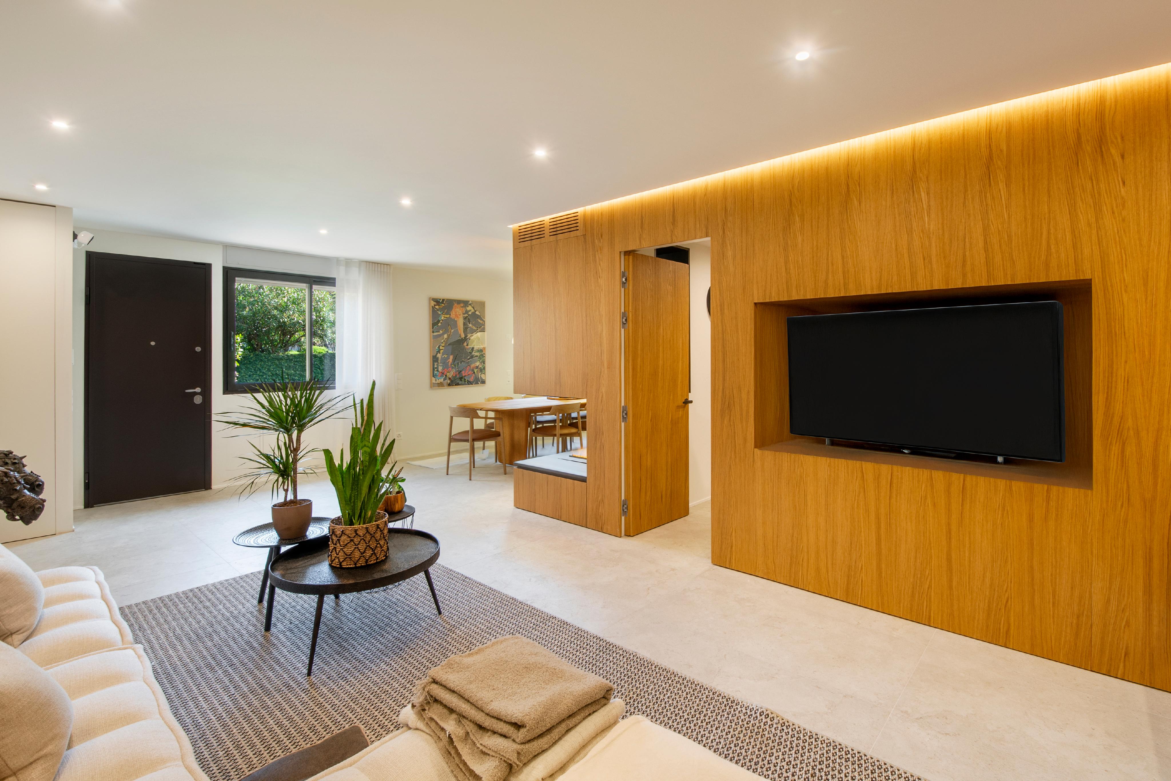 Modernes, helles Wohnzimmer mit Holz-Featurewand
