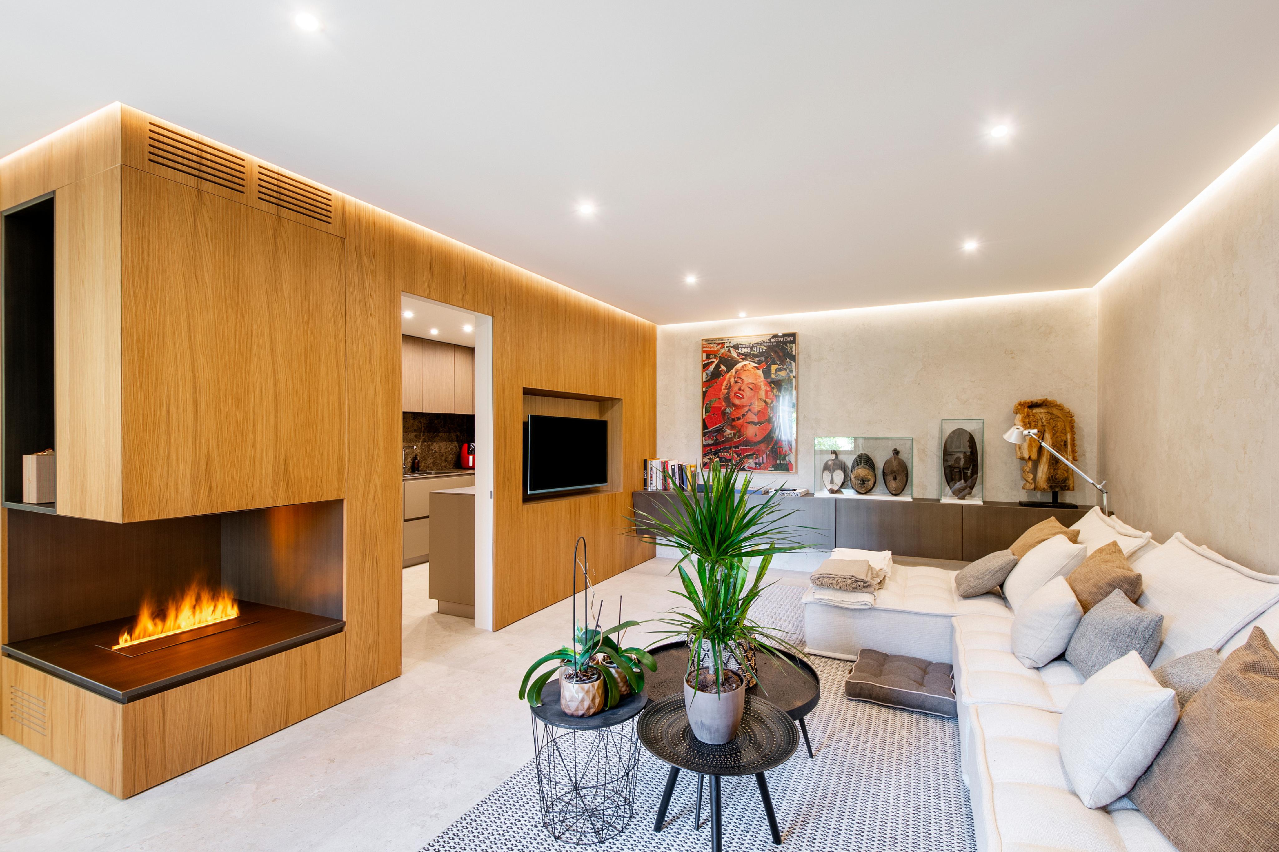 Modernes Wohnzimmer mit Kamin und Sitzbereich